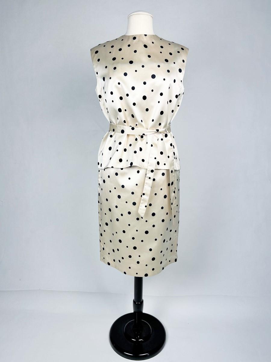 Cocktailkleid und Bolero aus Satin mit schwarzen Tupfenmuster und Tupfen in Satin - Frankreich um 1965 (Schwarz) im Angebot