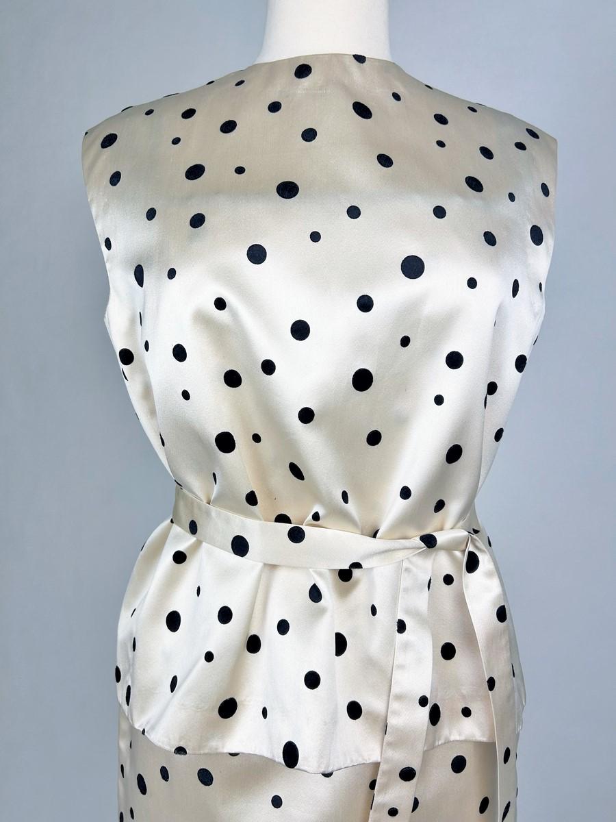 Cocktailkleid und Bolero aus Satin mit schwarzen Tupfenmuster und Tupfen in Satin - Frankreich um 1965 im Zustand „Gut“ im Angebot in Toulon, FR