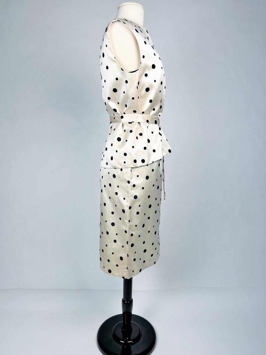 Cocktailkleid und Bolero aus Satin mit schwarzen Tupfenmuster und Tupfen in Satin - Frankreich um 1965 im Angebot 1