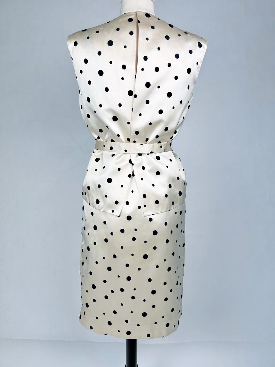 Cocktailkleid und Bolero aus Satin mit schwarzen Tupfenmuster und Tupfen in Satin - Frankreich um 1965 im Angebot 2