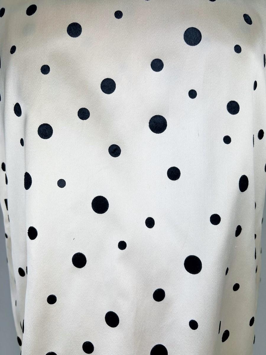 Cocktailkleid und Bolero aus Satin mit schwarzen Tupfenmuster und Tupfen in Satin - Frankreich um 1965 im Angebot 4