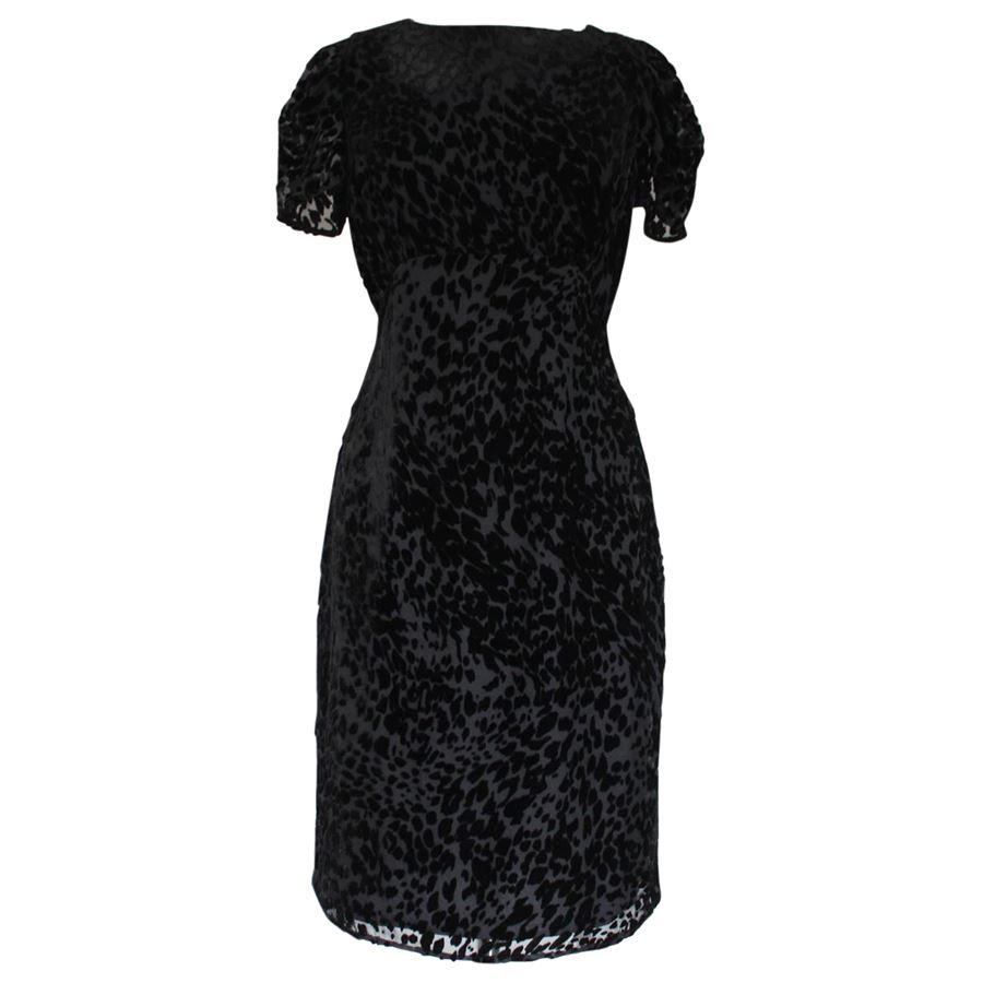 Rayon (70%) Silk Black color Velvet on silk voile Neckline on the back Total length cm 93 (36.6 inches) Shoulder cm 34 (13.3 inches)
