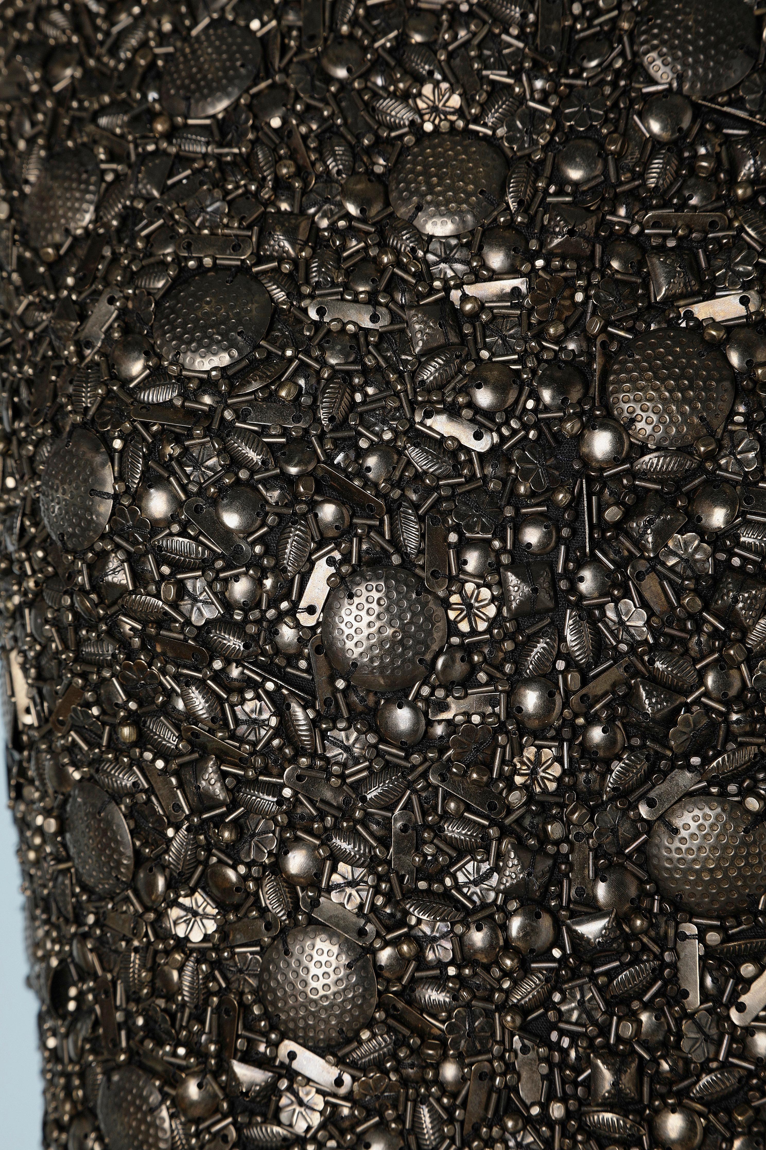 Cocktail dress fully embroidered with metallic beads.Zip in the middle back. 
SIZE S 