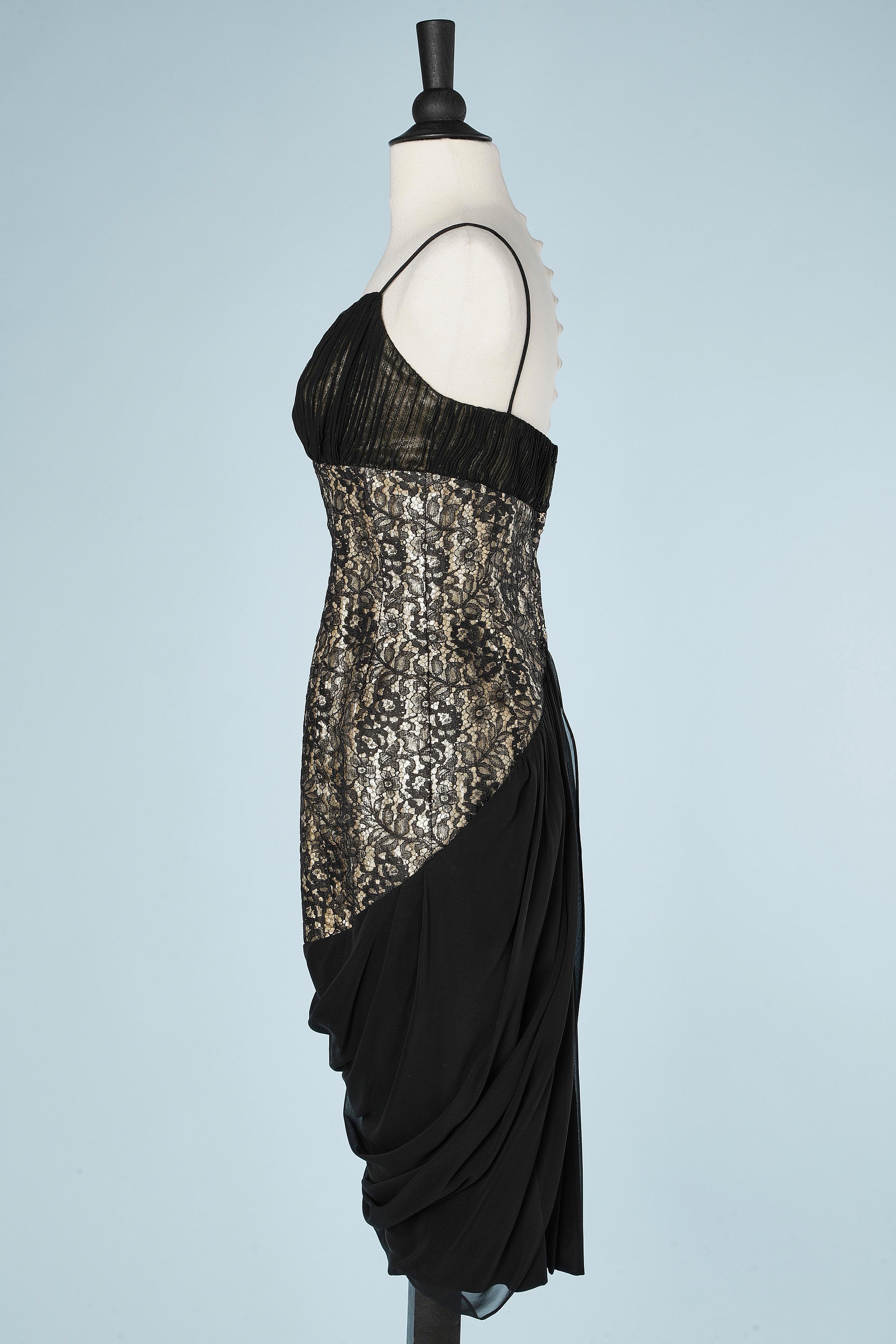 Robe de cocktail en mousseline de soie noire et dentelle avec doublure en lurex doré, circa 2000 Pour femmes en vente