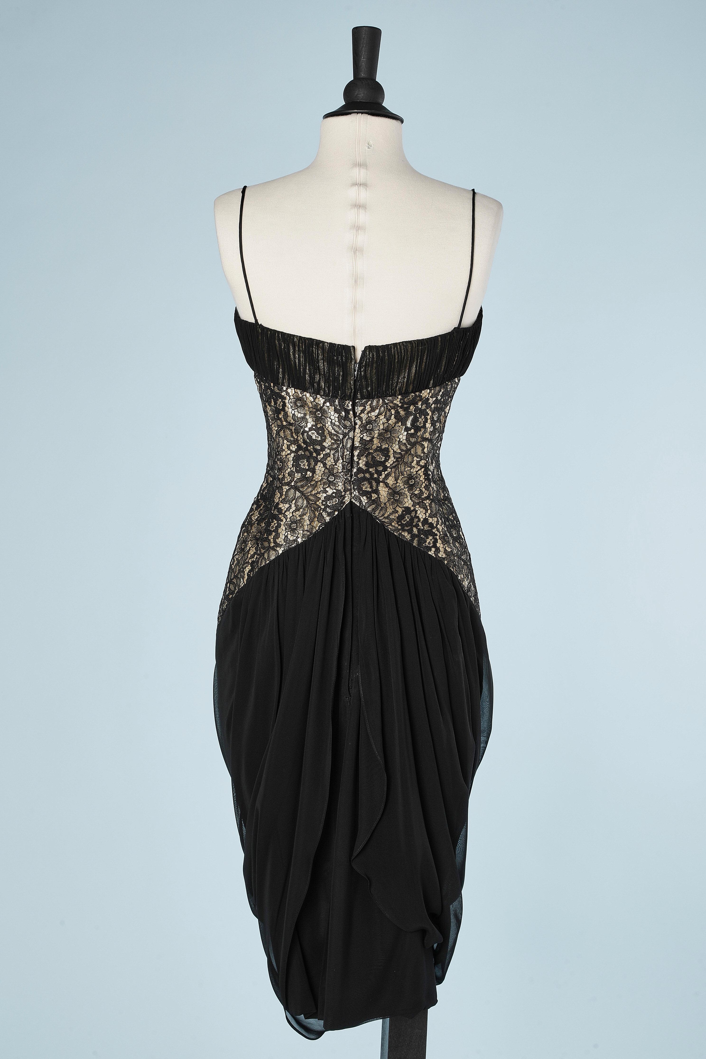 Robe de cocktail en mousseline de soie noire et dentelle avec doublure en lurex doré, circa 2000 en vente 1