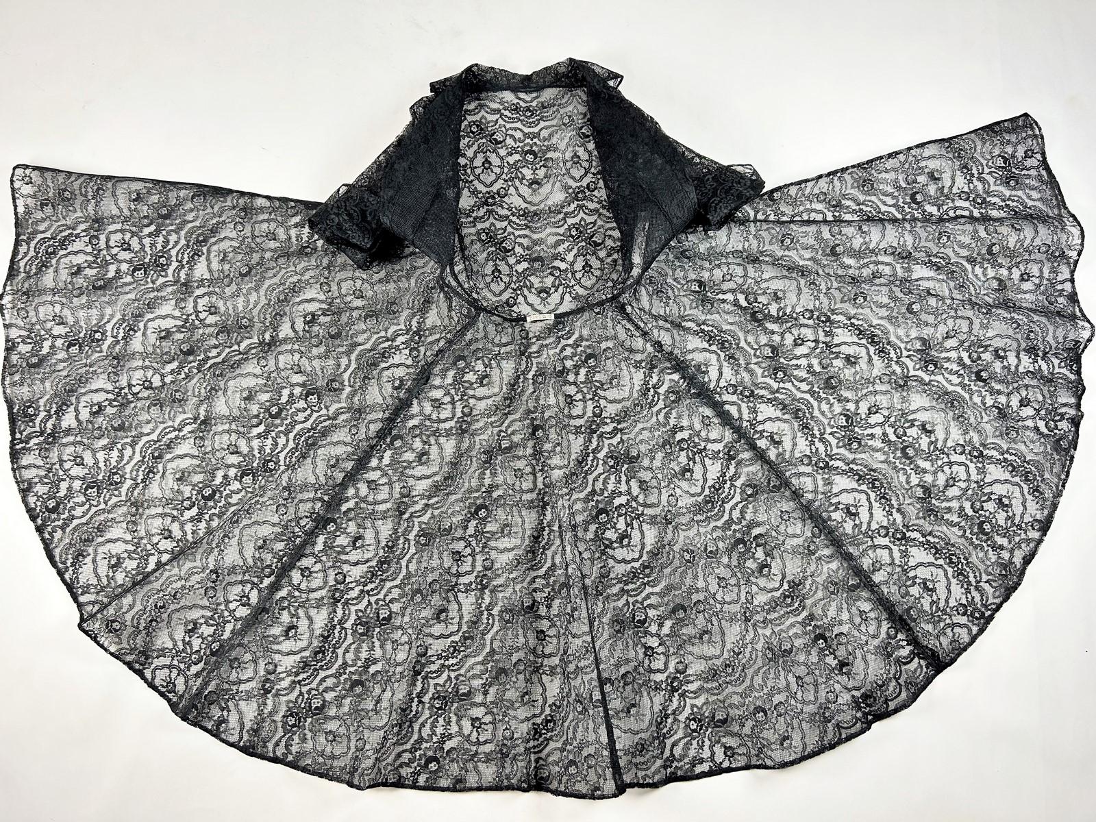 Cocktail dress in Calais lace by Germaine Lecomte Haute Couture Paris Circa 1950 For Sale 9