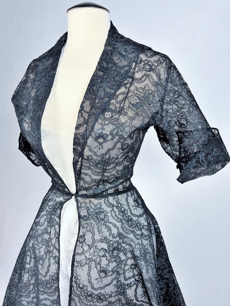 Cocktail dress in Calais lace by Germaine Lecomte Haute Couture Paris Circa 1950 In Good Condition For Sale In Toulon, FR