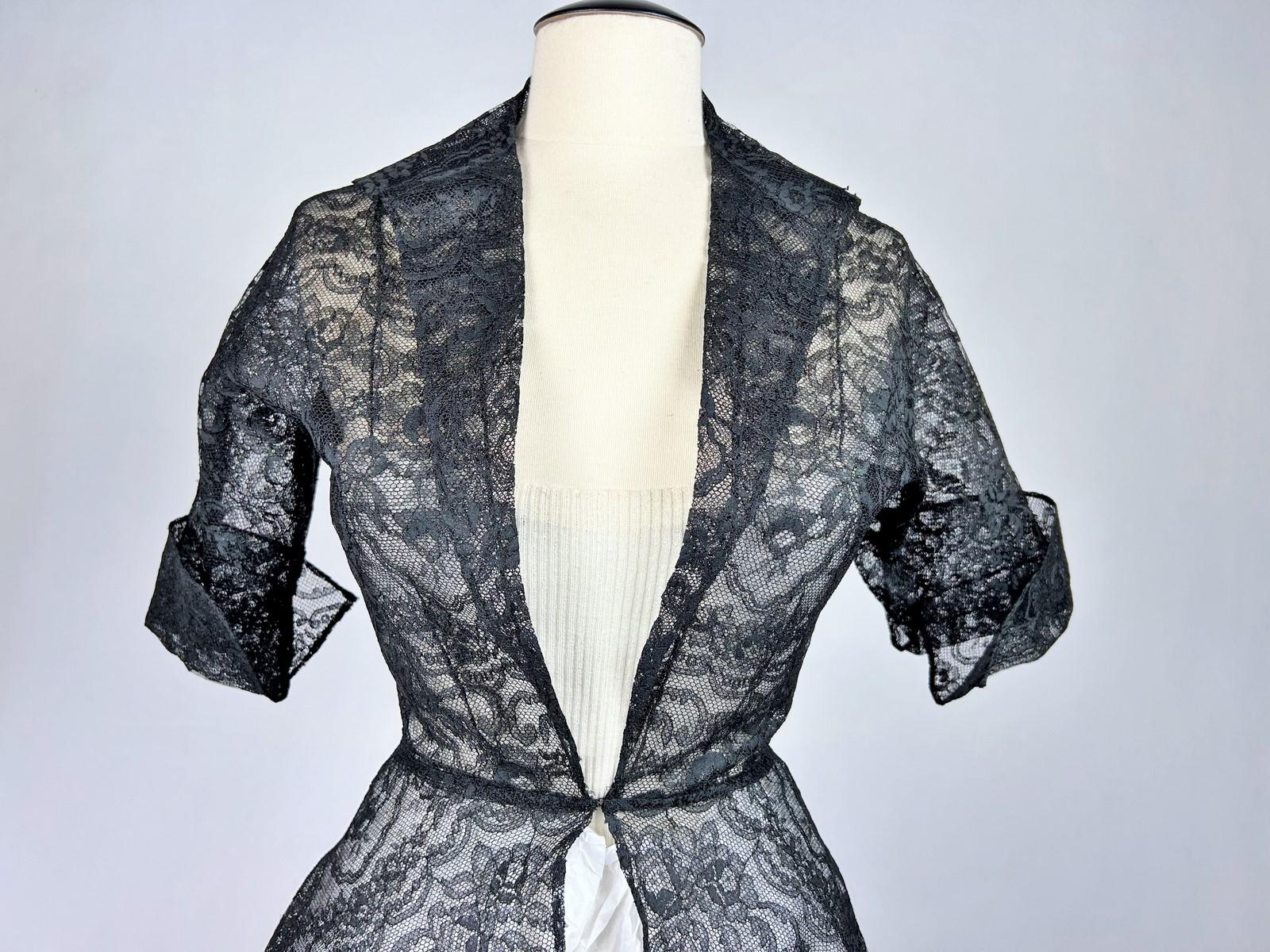 Cocktail dress in Calais lace by Germaine Lecomte Haute Couture Paris Circa 1950 For Sale 1