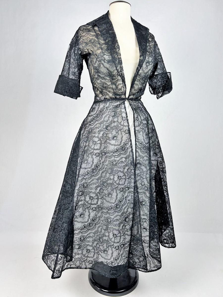 Cocktail dress in Calais lace by Germaine Lecomte Haute Couture Paris Circa 1950 For Sale 2