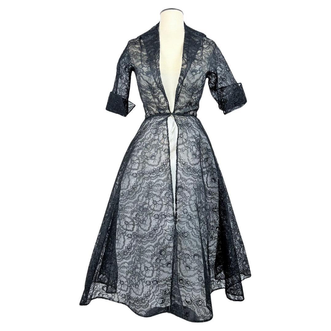 Cocktail dress in Calais lace by Germaine Lecomte Haute Couture Paris Circa 1950 For Sale