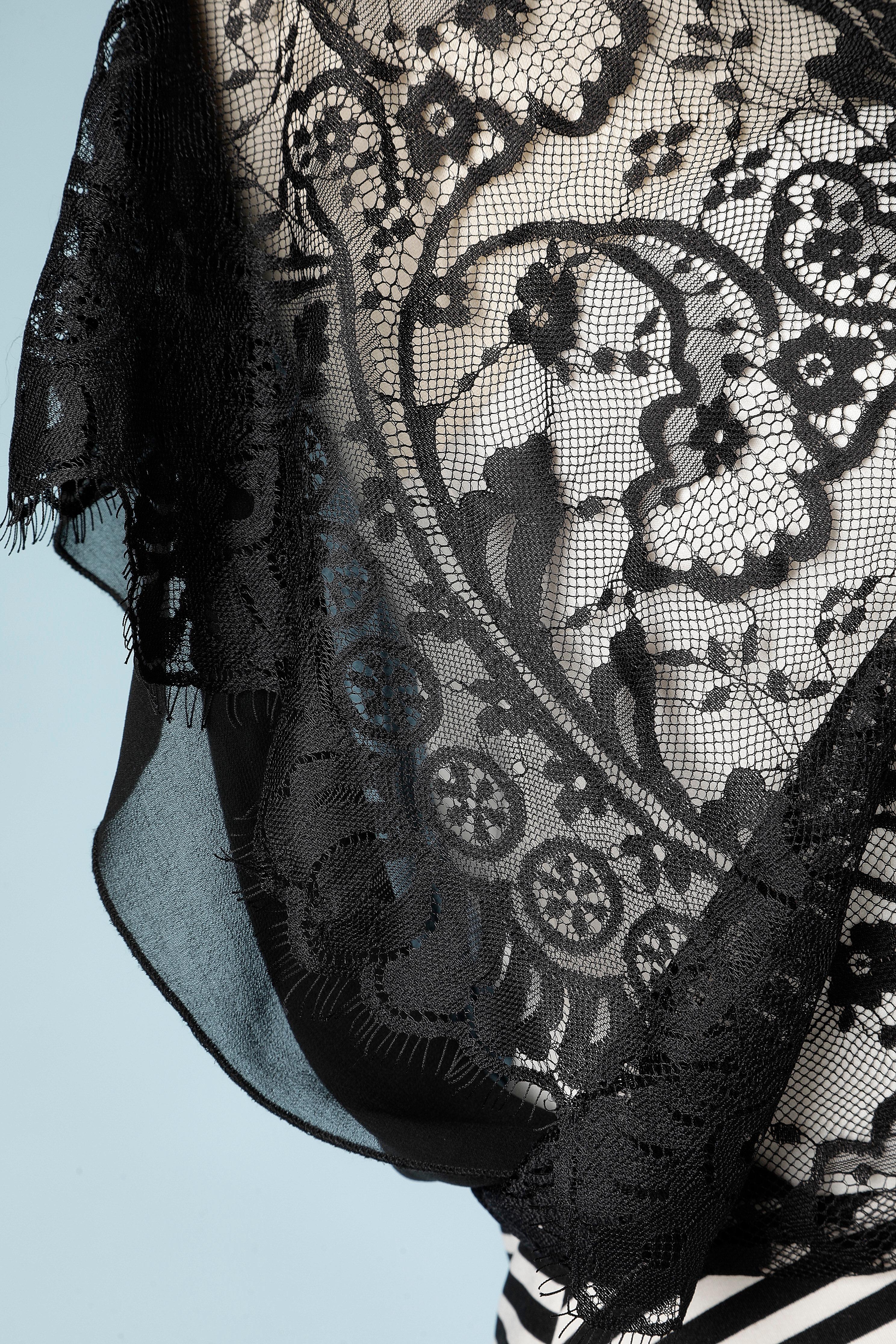 Robe de cocktail en dentelle et jupe rayée noire et blanche Romo Gigli « Plus »  Excellent état - En vente à Saint-Ouen-Sur-Seine, FR