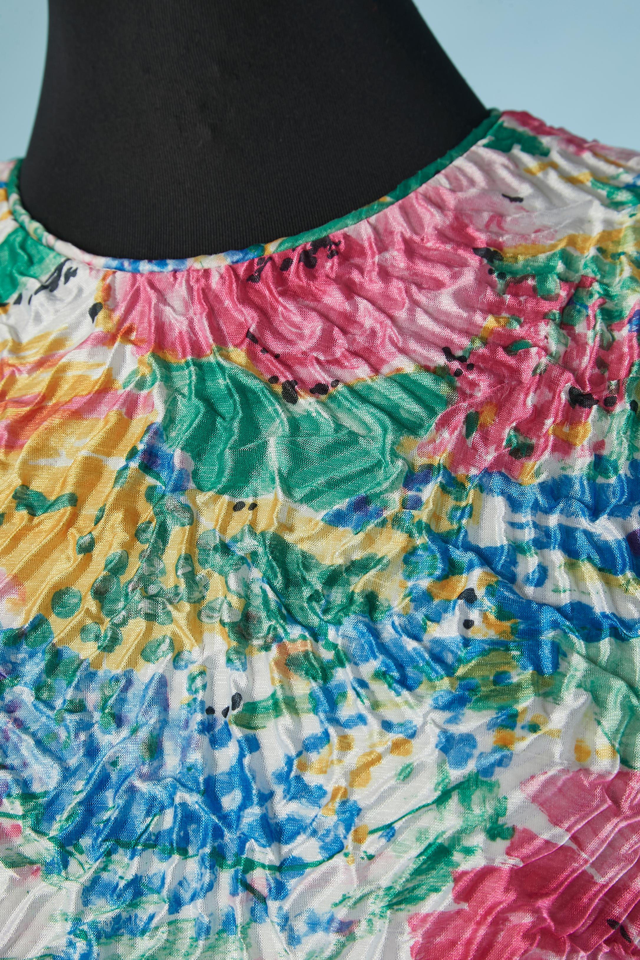 Cocktail dress with flower print and pink taffeta ruffles edge. No fabric tag composition but the printed fabric is probably rayon or polyester. 
Shoulder-pad. Zip on the middle back. 
SIZE 12 (US) L 