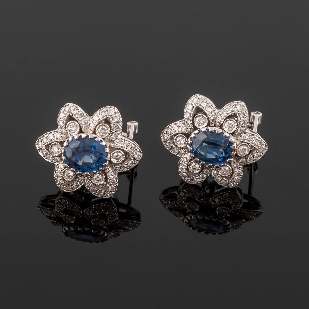 Modern Cocktail earrings in white gold, sapphire and diamonds For Sale