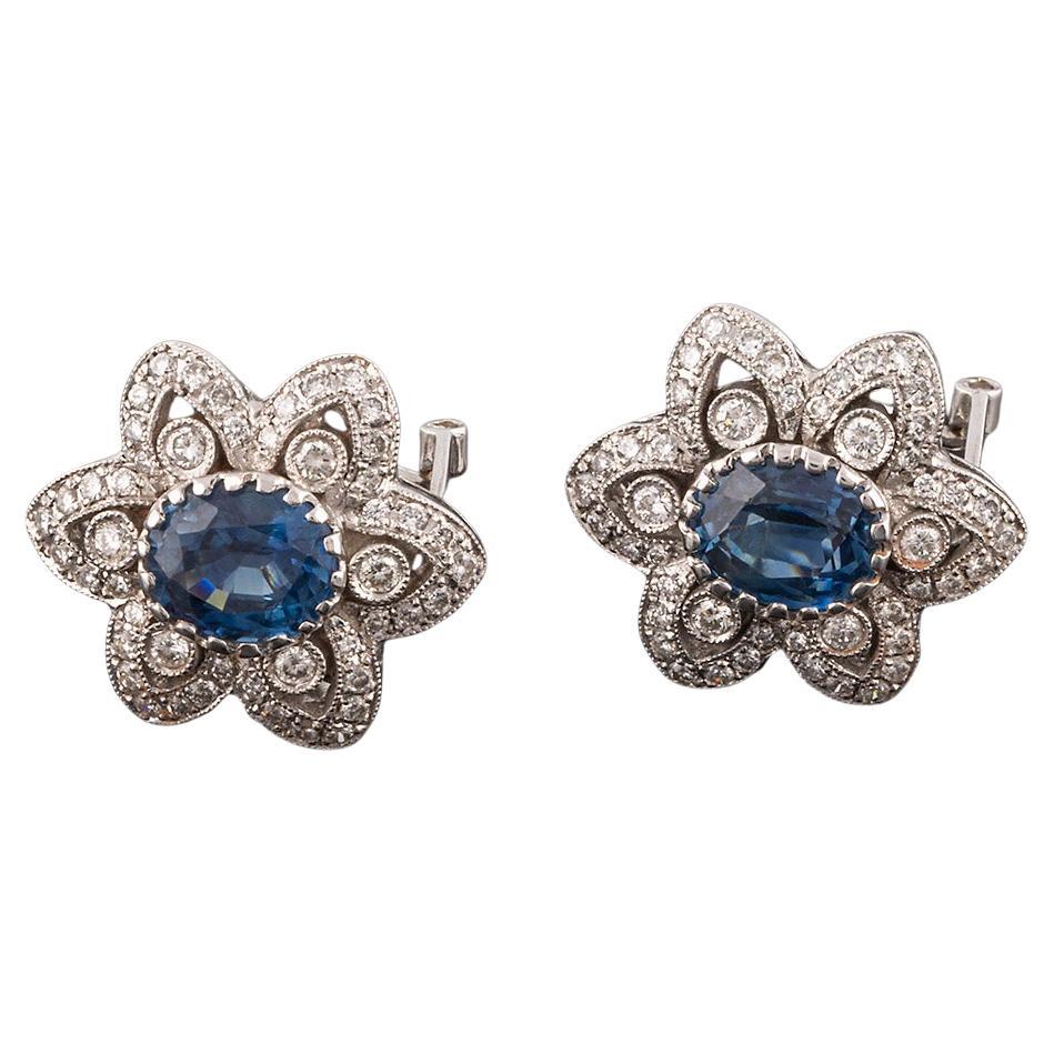 Cocktail earrings in white gold, sapphire and diamonds For Sale