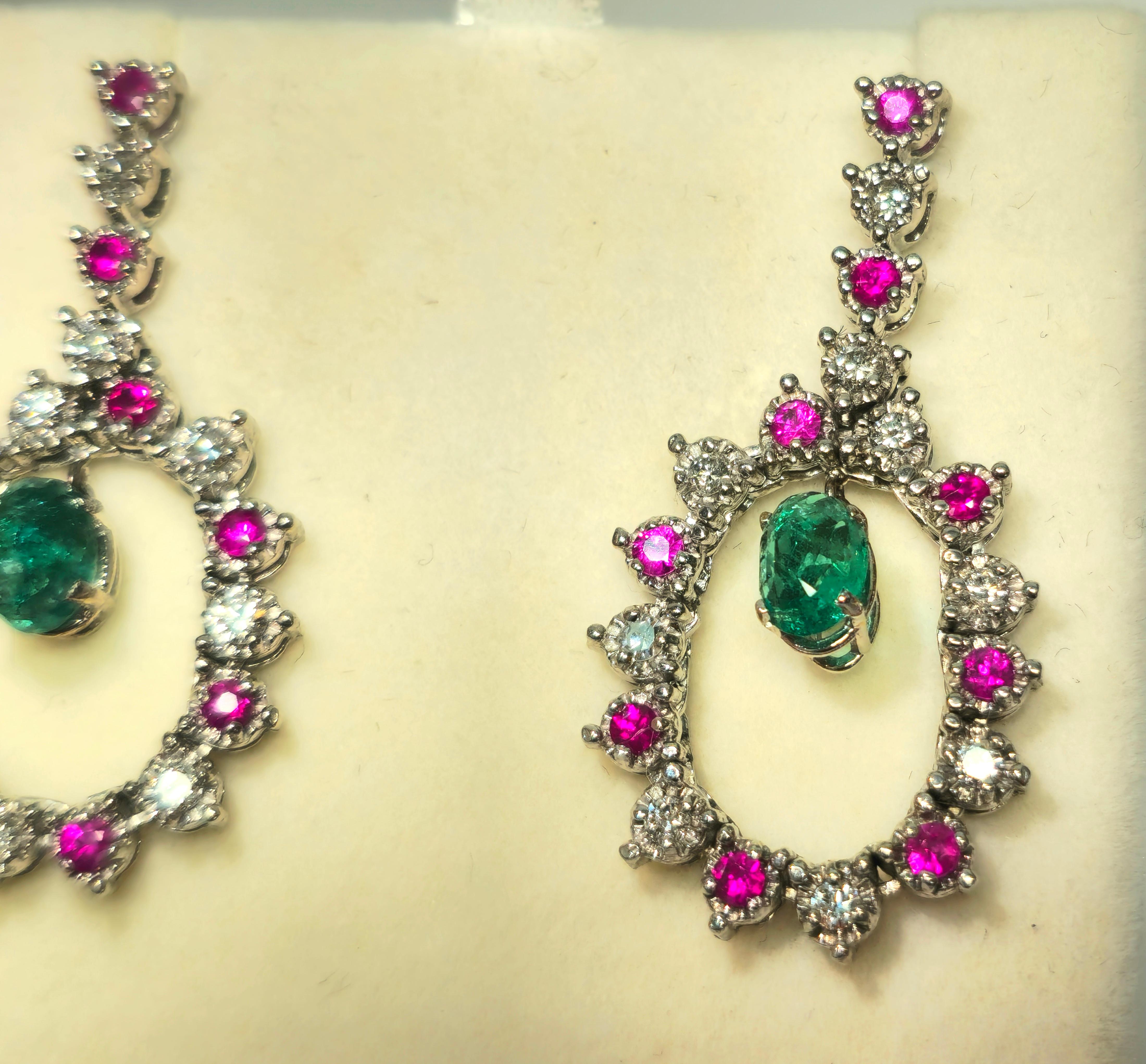Taille ovale Boucles d'oreilles pendantes cocktail émeraude diamant rubis en vente