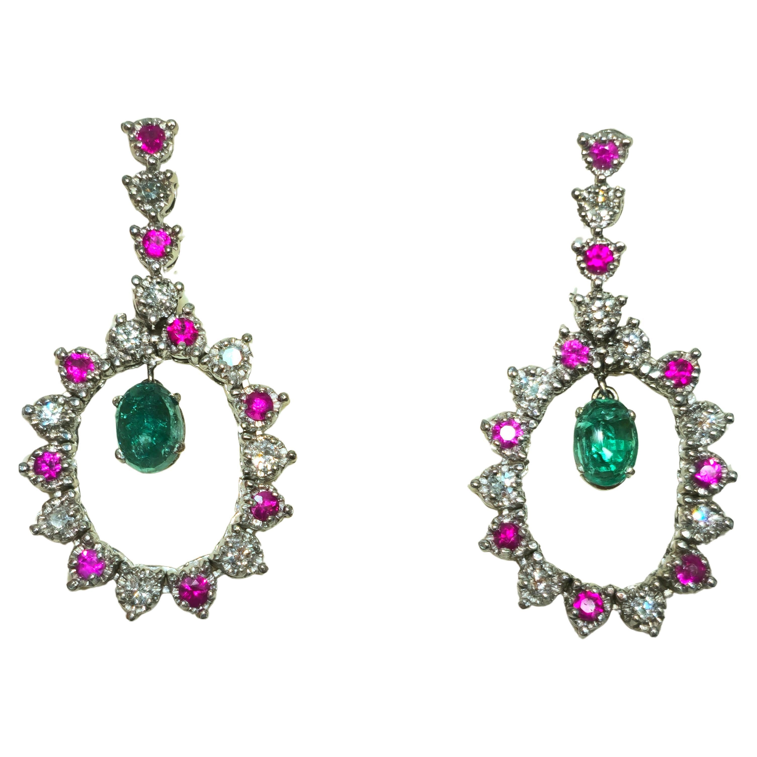 Boucles d'oreilles pendantes cocktail émeraude diamant rubis en vente