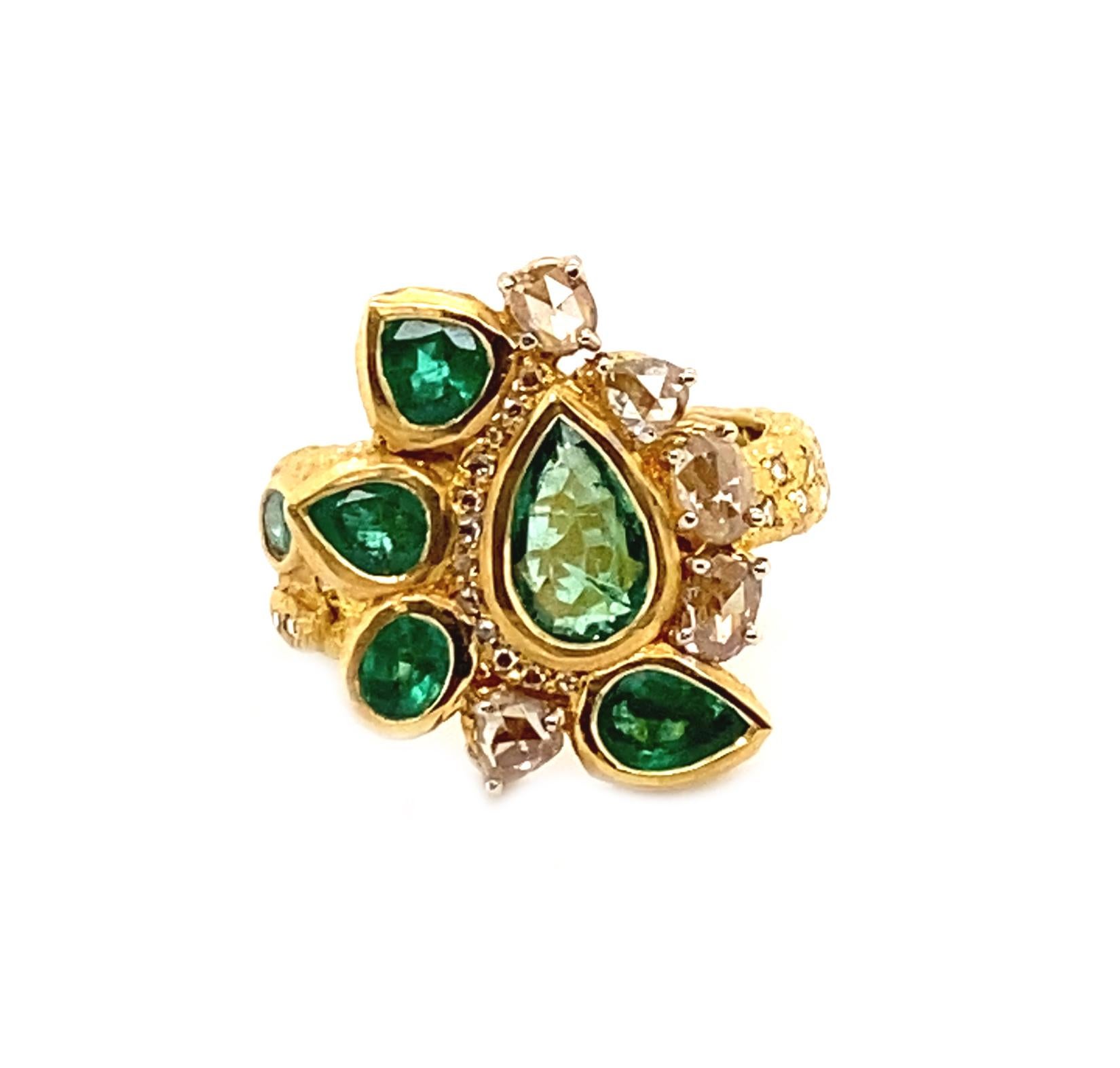 Modern Cocktail Emerald Ring with 0.93-carat Diamonds in 20K Yellow Gold For Sale
