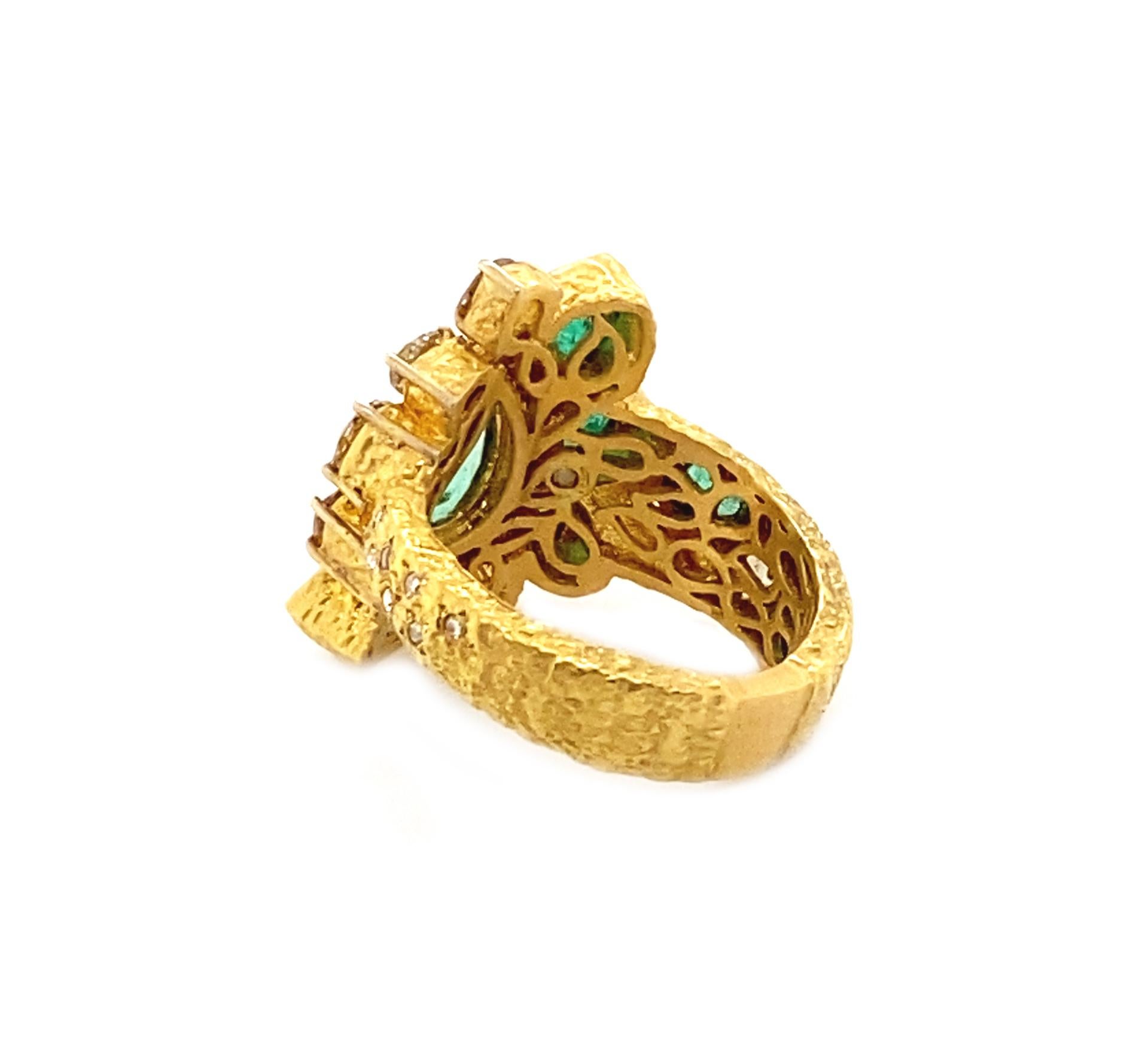 Women's or Men's Cocktail Emerald Ring with 0.93-carat Diamonds in 20K Yellow Gold For Sale