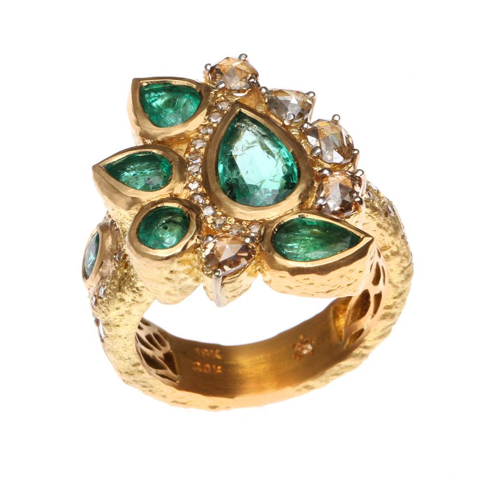 Cocktail Emerald Ring with 0.93-carat Diamonds in 20K Yellow Gold For Sale