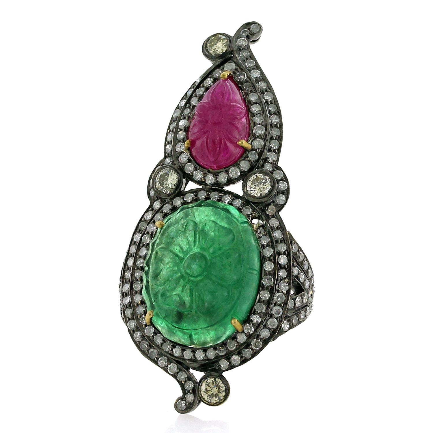 Carved Emerald, Ruby with pave diamonds around this knuckle ring is a very attractive and beautiful looking.

Ring size: 7 ( Can be sized for a cost )

18k:0.49gms
Diamond: 2.21cts
Silver: 6.81gms
Emerald: 8.25cts
Ruby: 3.40cts