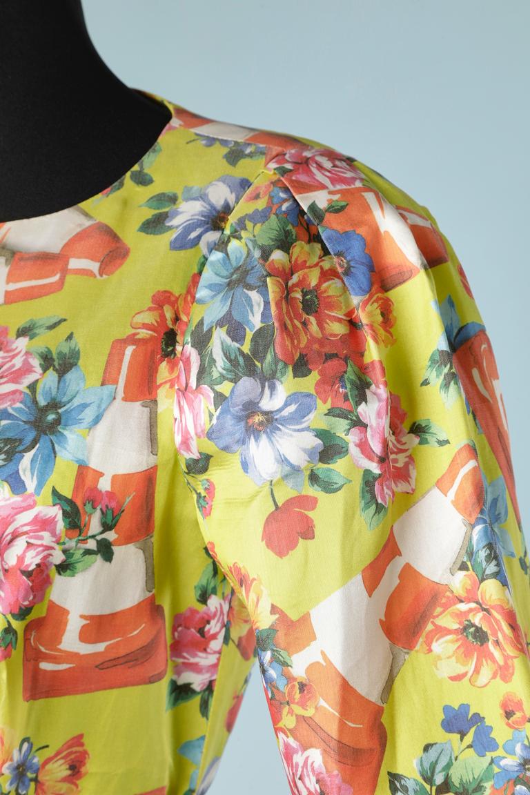 Cocktail flower printed dress with belt buttoned in the middle front. The back of the belt is in orange leather.
SIZE 40 (It) 36 (Fr) 6 (US) 