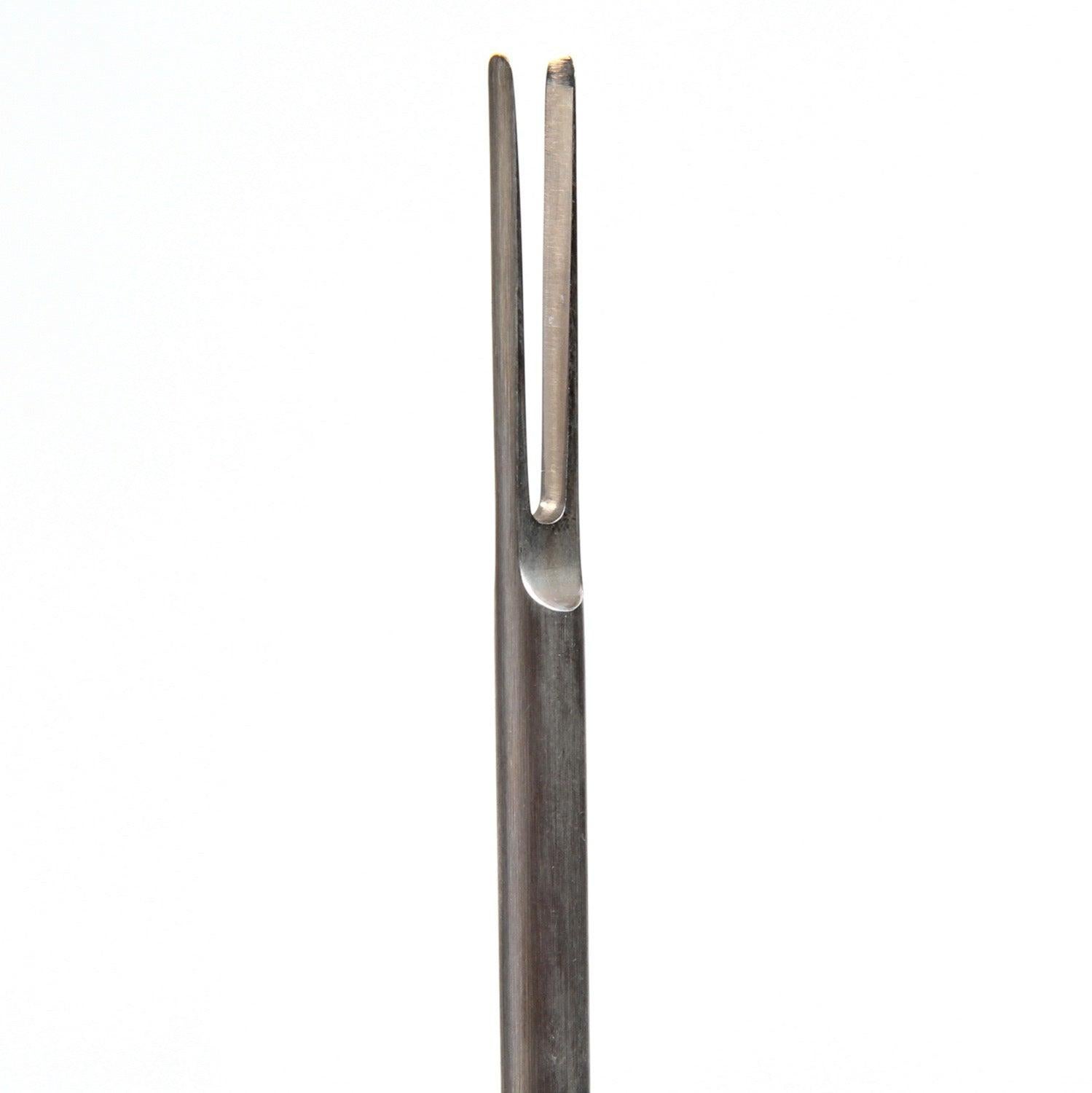 Eine Gruppe von sechs (6) modernistischen Cocktailgabeln aus poliertem Stahl.