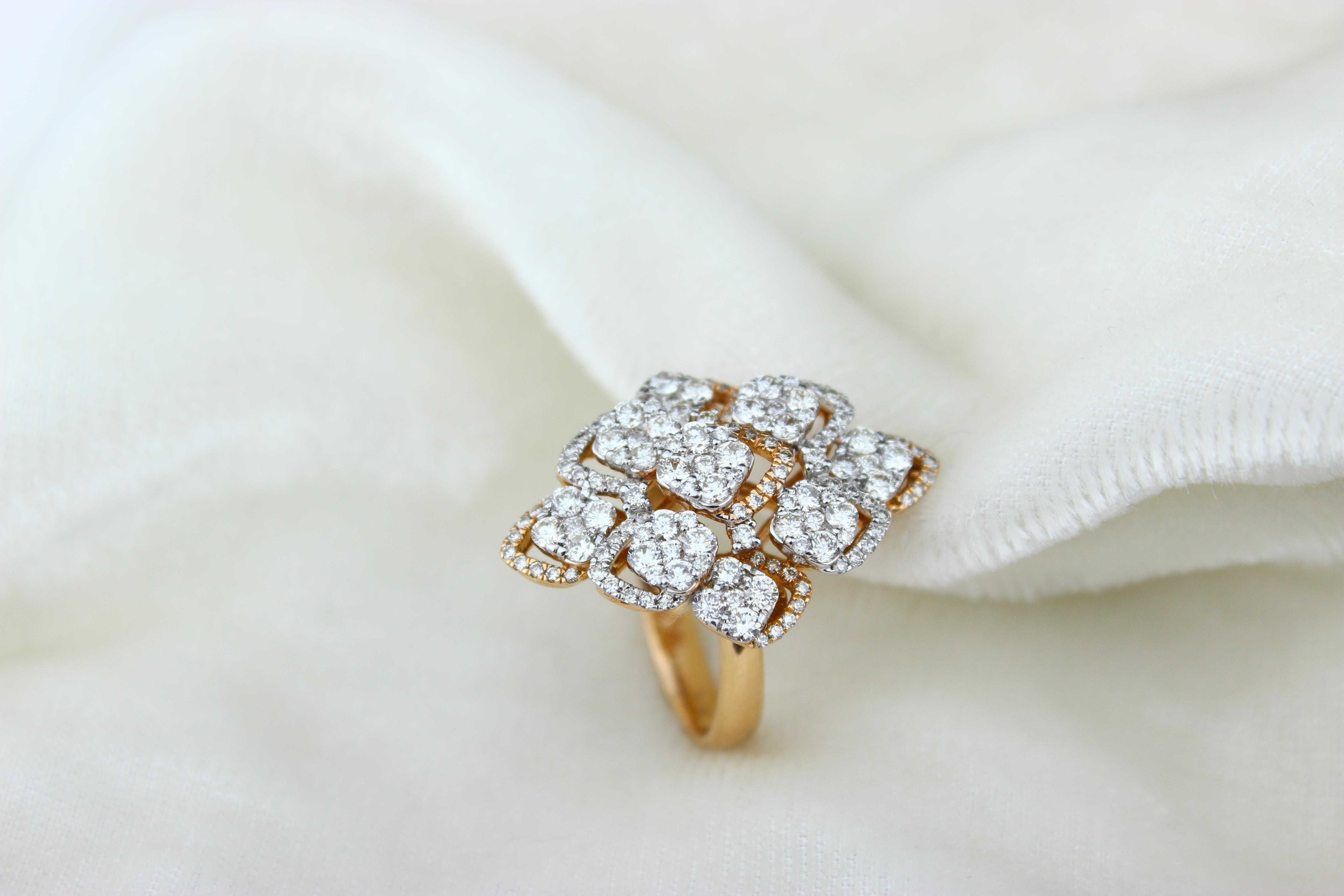 Cocktail Halo Diamond Ring in 14k Solid Gold (Certified) In New Condition For Sale In New Delhi, DL