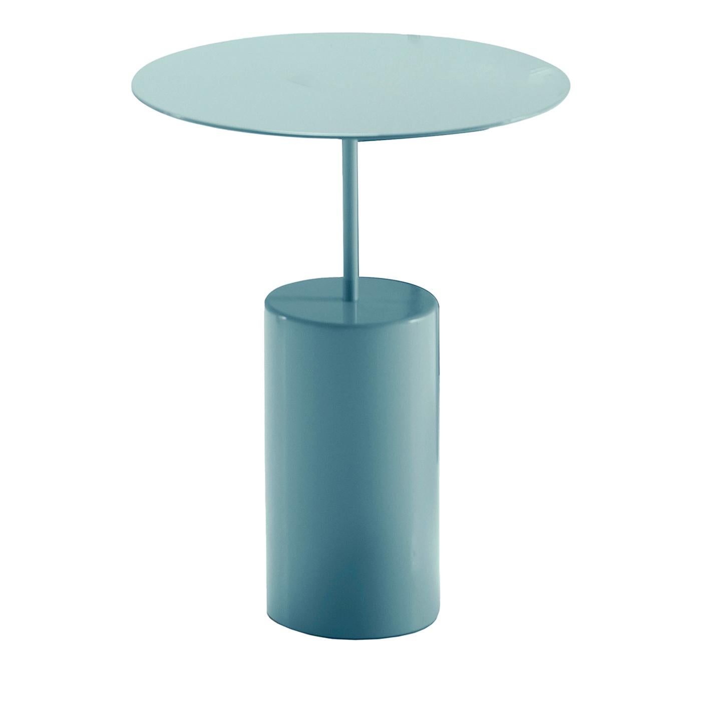 Dieser schlichte, elegante Beistelltisch fügt sich perfekt in jeden modernen oder urban-schicken Einrichtungsstil ein. Er ist vollständig aus Metall gefertigt und mit einem Epoxidpulver in einem polierten hellblauen Farbton beschichtet. Er wurde von
