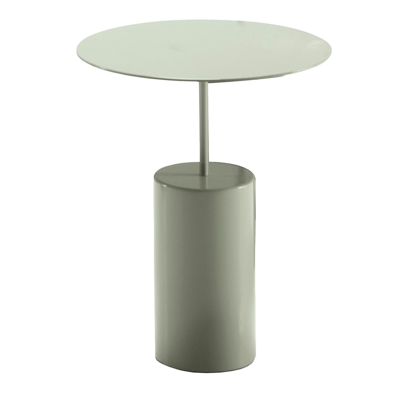Épitomé du design minimaliste, la personnalité polyvalente de cette table d'appoint cocktail est mise en valeur par le ton gris poli laqué de sa structure en acier. Composé d'une base cylindrique, d'une fine tige cylindrique et d'un sommet rond, ce