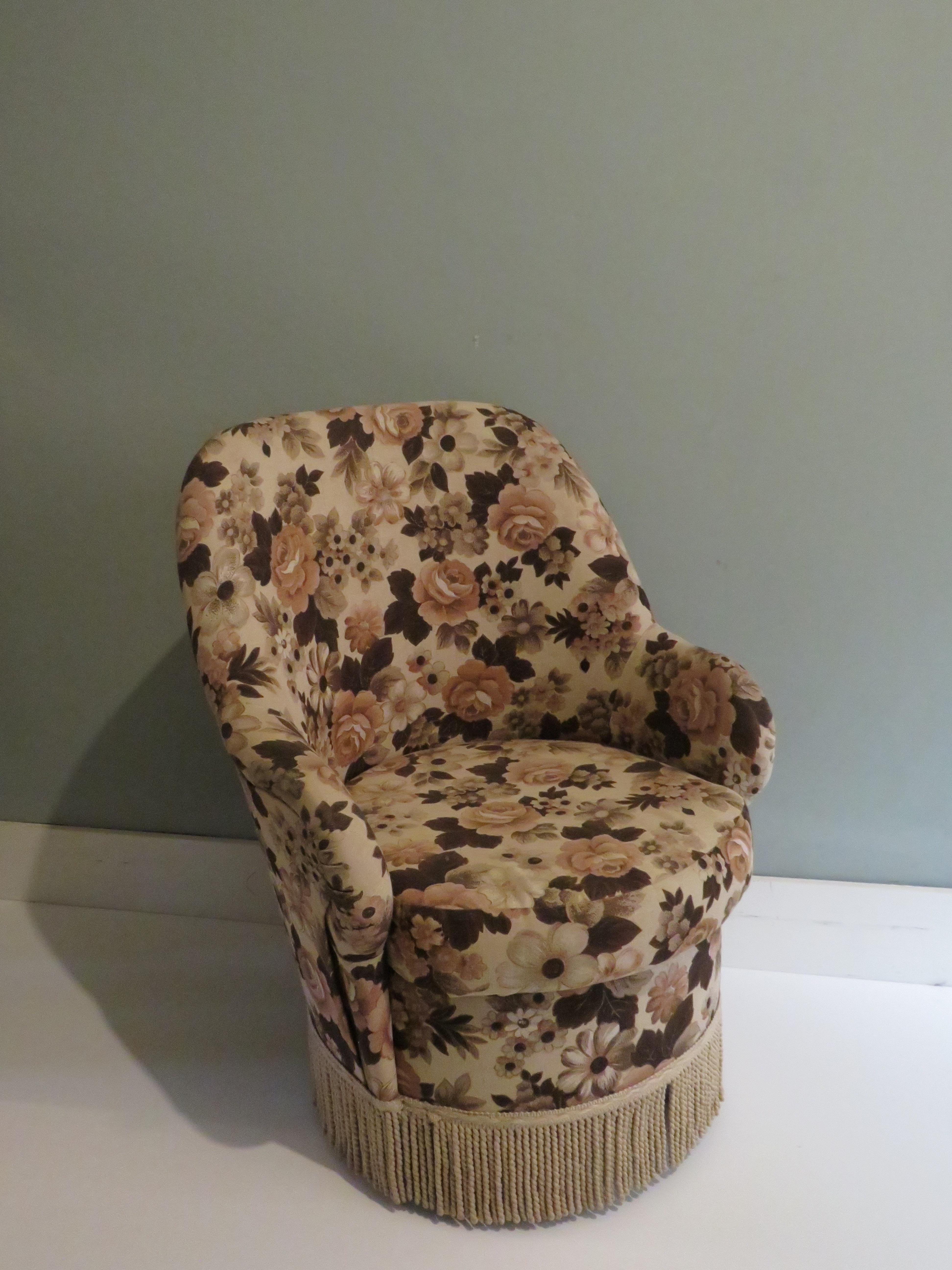 Elegant cocktail chair in brown, beige linen fabric with floral motif and finished with beige fringes at the bottom.
Under the seat is a storage space.
 Measures: The seat height is 38 cm and the seat depth is 45 cm.
The chair is in a good