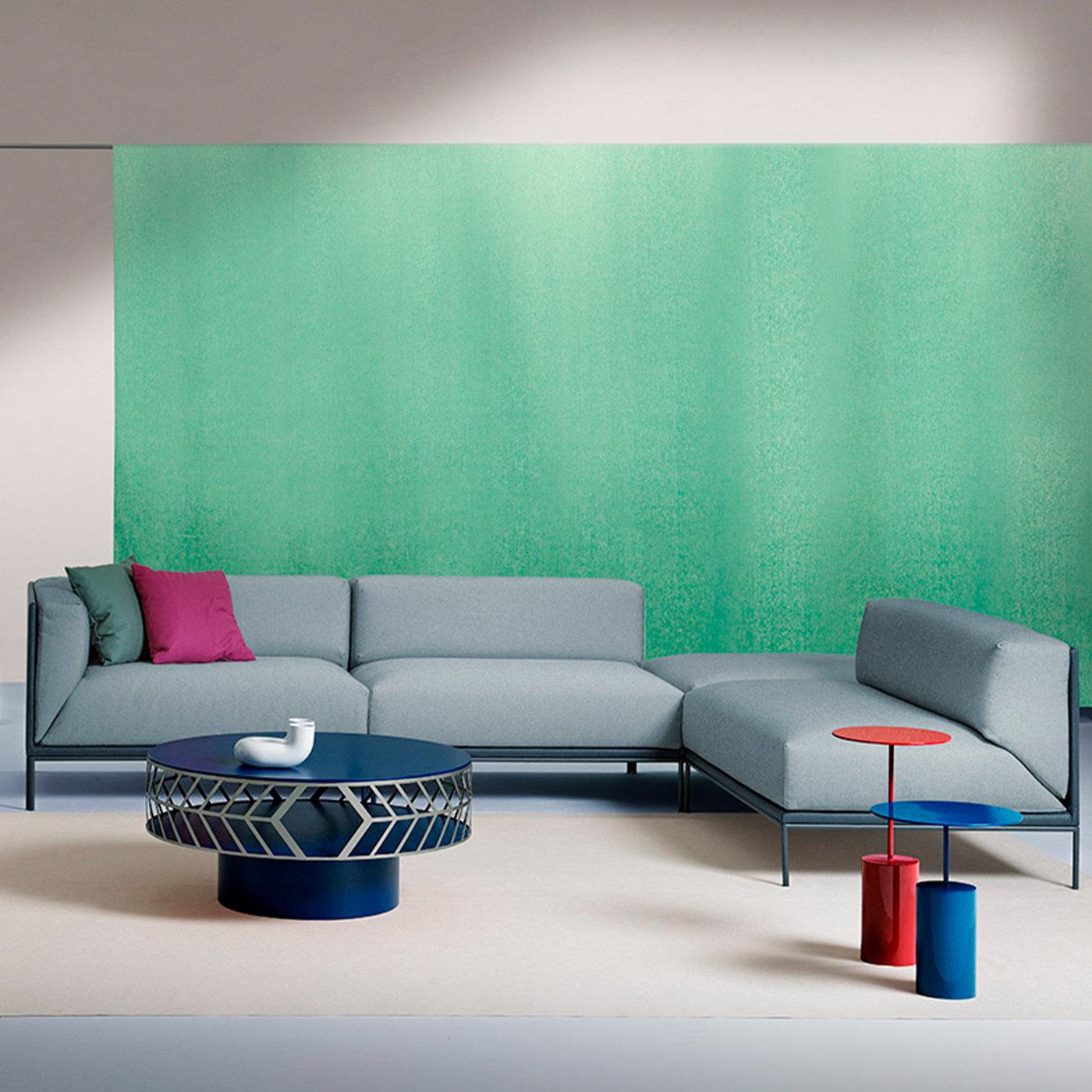 Die elegante Silhouette dieses Beistelltischs besteht aus sauber nebeneinander gestellten, rein geometrischen Volumina. Ein ideales Akzentstück, um Farbe und Funktionalität in triste, moderne Wohnzimmer zu bringen. Ein dünner Stiel verbindet das