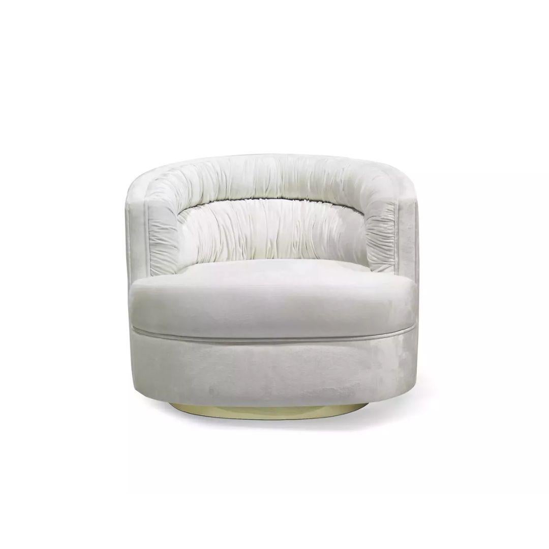 Come l'oliva in un martini, sorseggiare un cocktail e rilassarsi nel lusso vanno di pari passo. Il corpo morbido della Poltrona Cocktail abbraccia ogni tua curva, mentre tu ti sciogli dolcemente nel tessuto cremoso dell'imbottitura. Salute!

Come