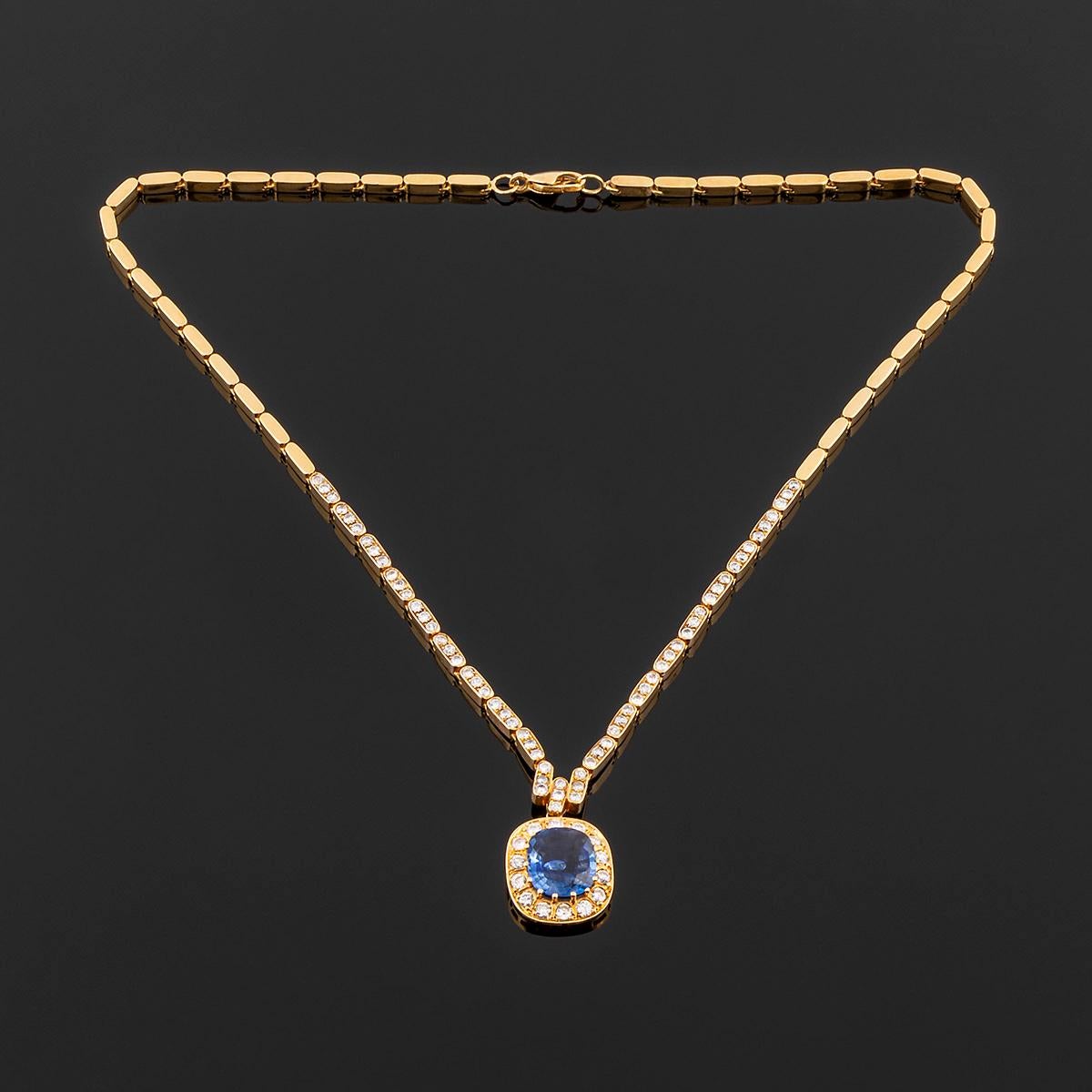 The necklace is an articulated chain in yellow gold and diamonds with a hidden system to attach a pendant.
Length of 39cm including the closure. Total weight 19.3 gr

Includes gold pendant with large central sapphire and brilliant cut diamonds.