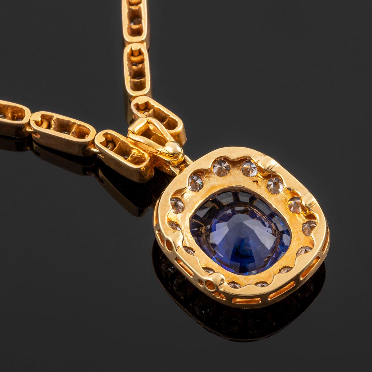 Cocktail necklace in gold with sapphire and brilliant cut diamonds For Sale 2