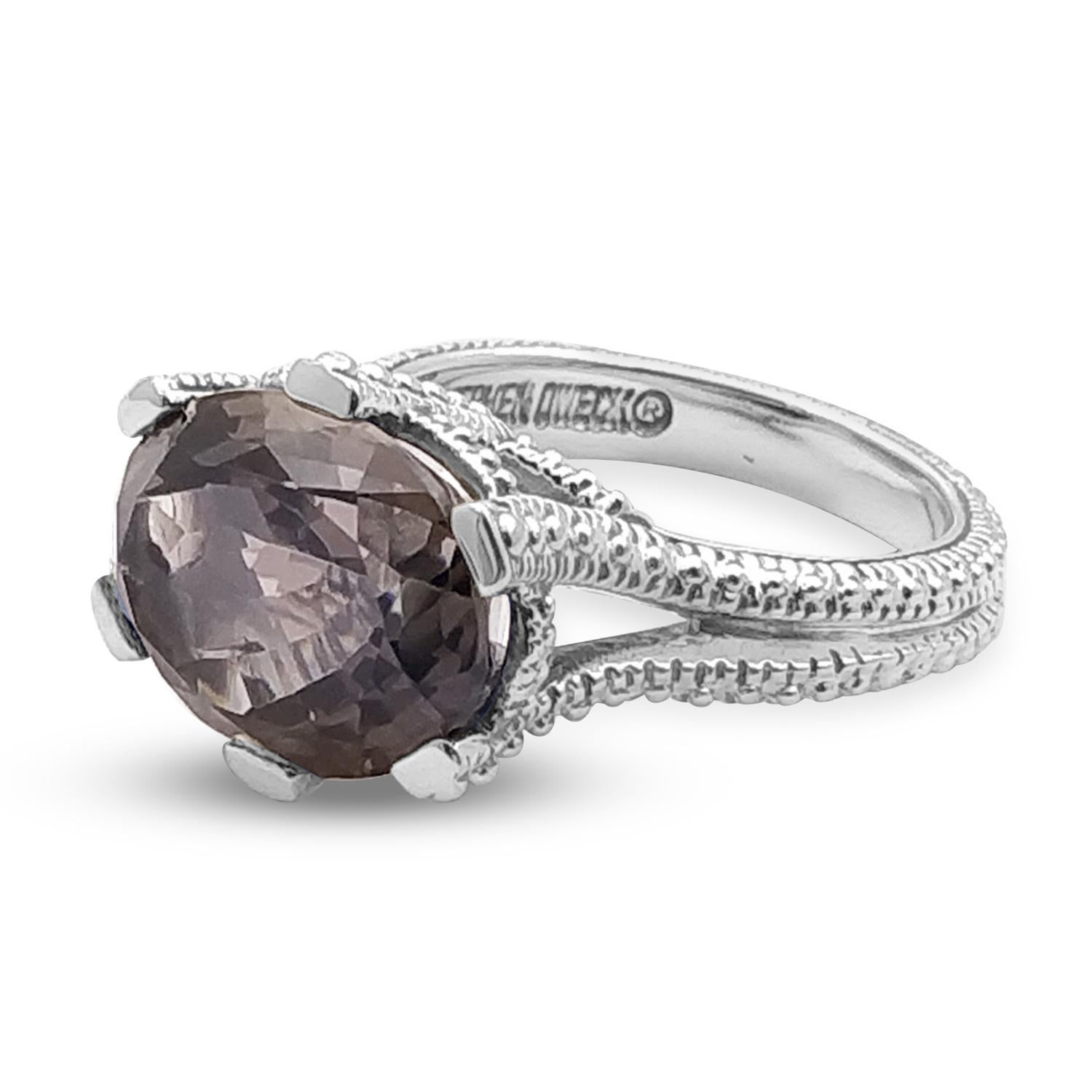 Entrez dans le monde enchanteur de la Collection Stephens avec la bague ovale à facettes régulières en quartz fumé de 16 x 12 de la collection Garden of Stephen. Fabriquée avec une attention méticuleuse aux détails en argent sterling 925, cette