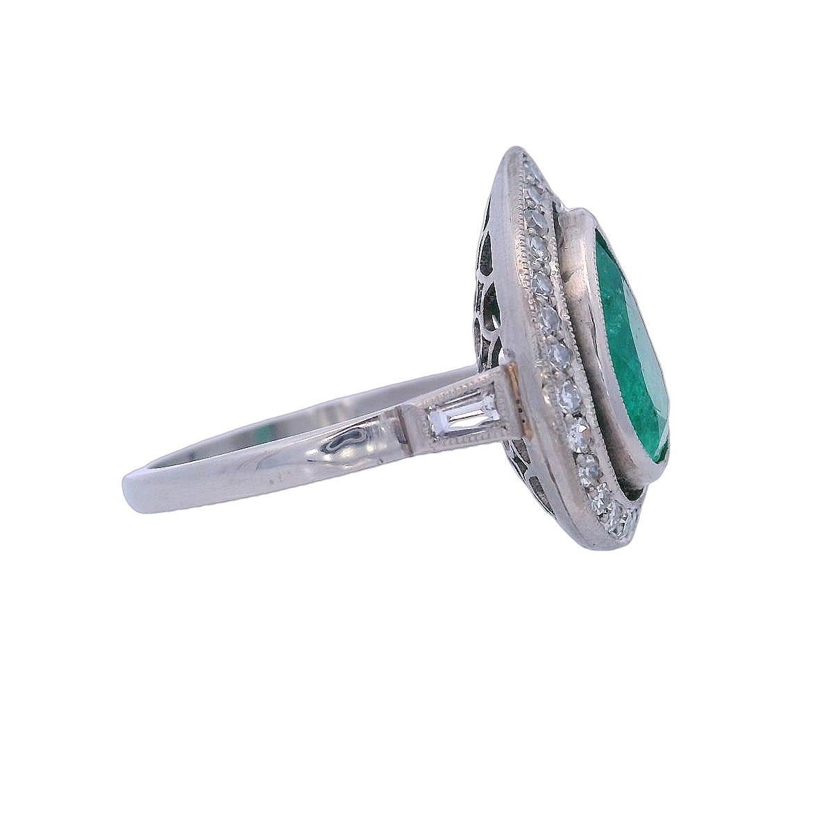 Cocktail Platinum Ring with 3.00 CTW in Emerald and Diamonds Bon état - En vente à Aventura, FL