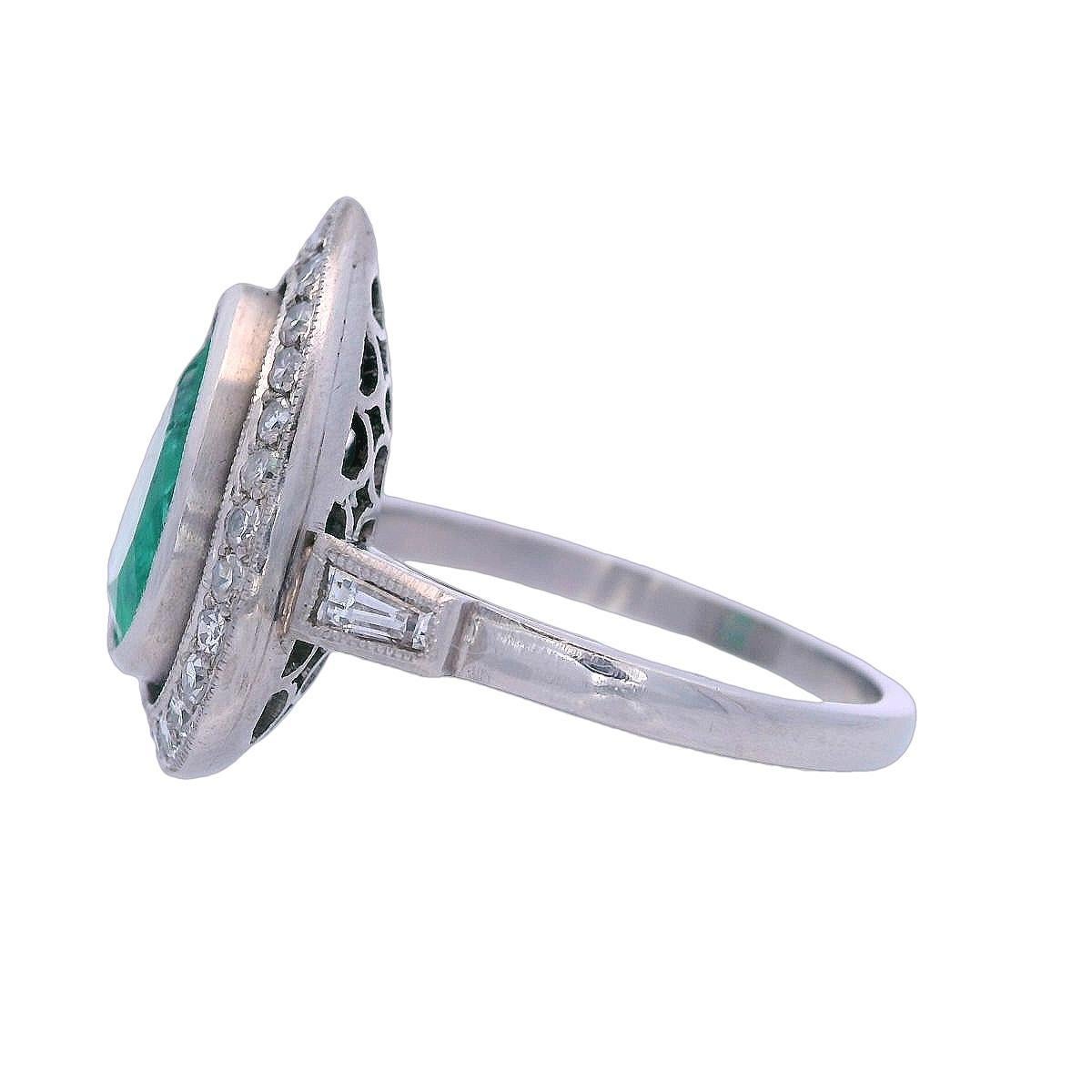 Cocktail Platinum Ring with 3.00 CTW in Emerald and Diamonds Unisexe en vente