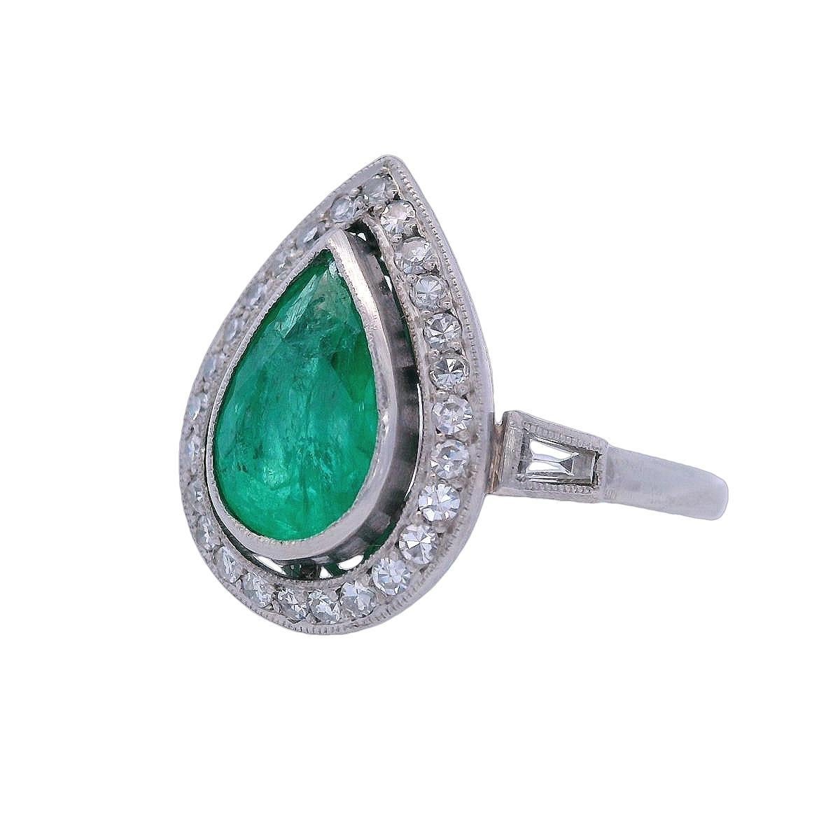 Cocktail Platinum Ring with 3.00 CTW in Emerald and Diamonds en vente 1