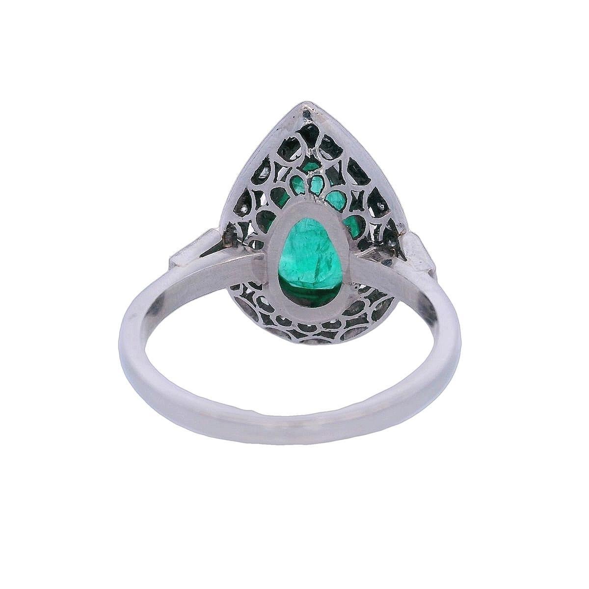 Cocktail Platinum Ring with 3.00 CTW in Emerald and Diamonds en vente 2