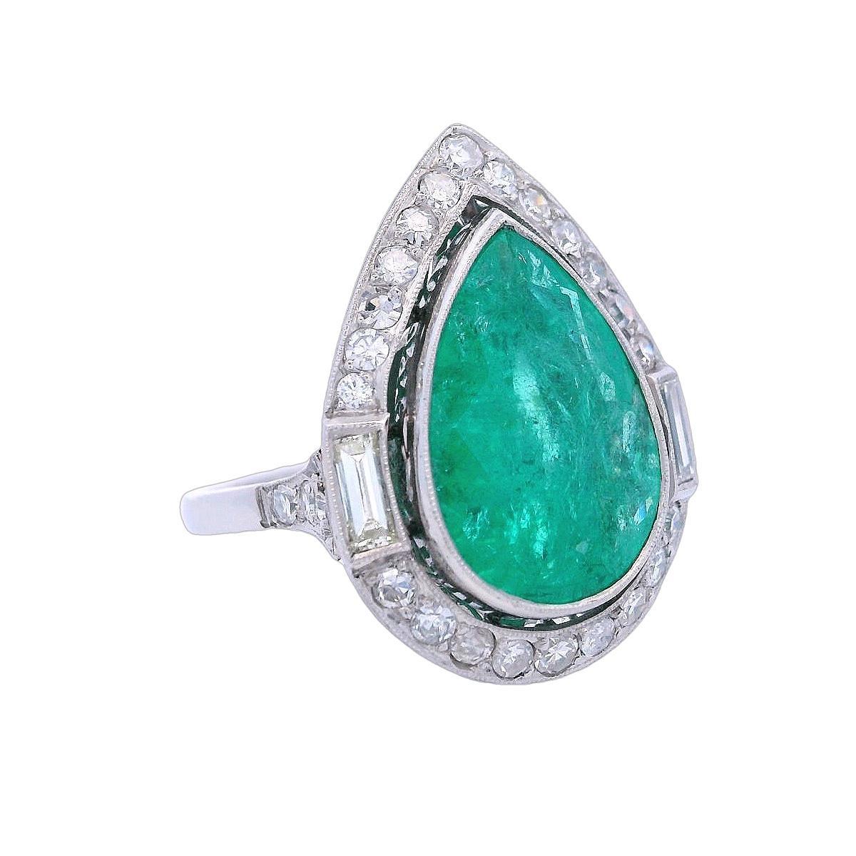 Taille simple Cocktail Platinum Ring with 7.30 CTW in Emerald and Diamonds en vente