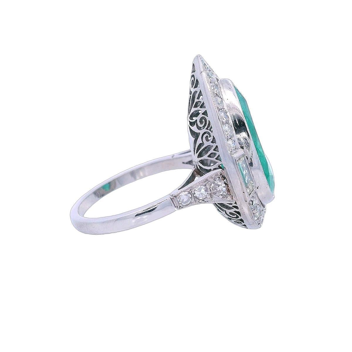 Cocktail Platinum Ring with 7.30 CTW in Emerald and Diamonds Bon état - En vente à Aventura, FL