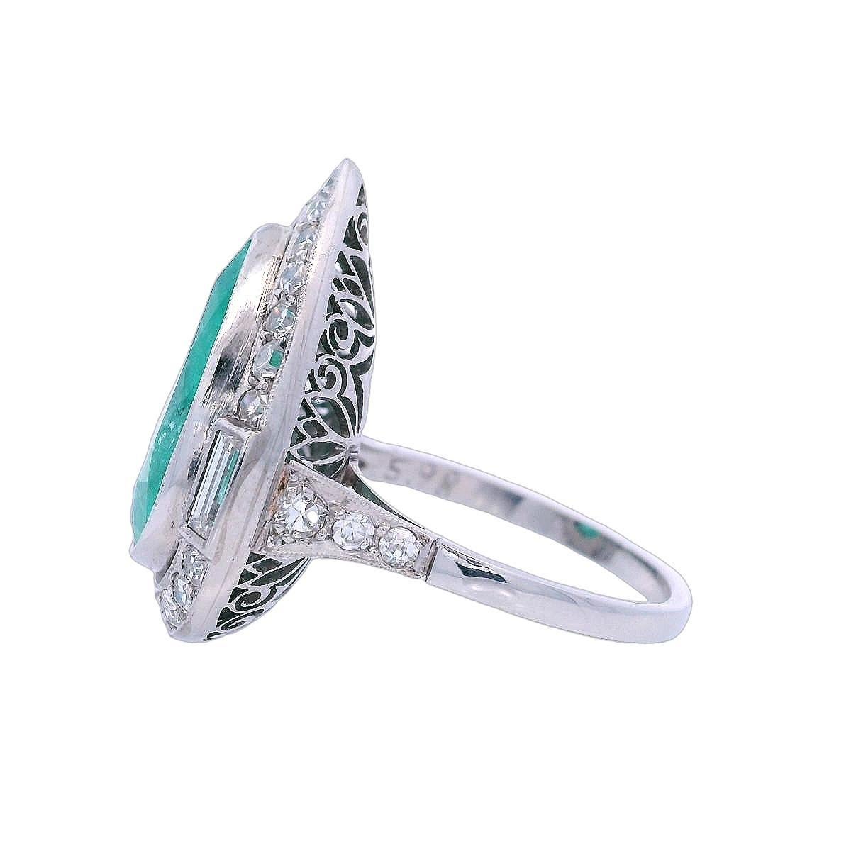 Cocktail Platinum Ring with 7.30 CTW in Emerald and Diamonds Unisexe en vente