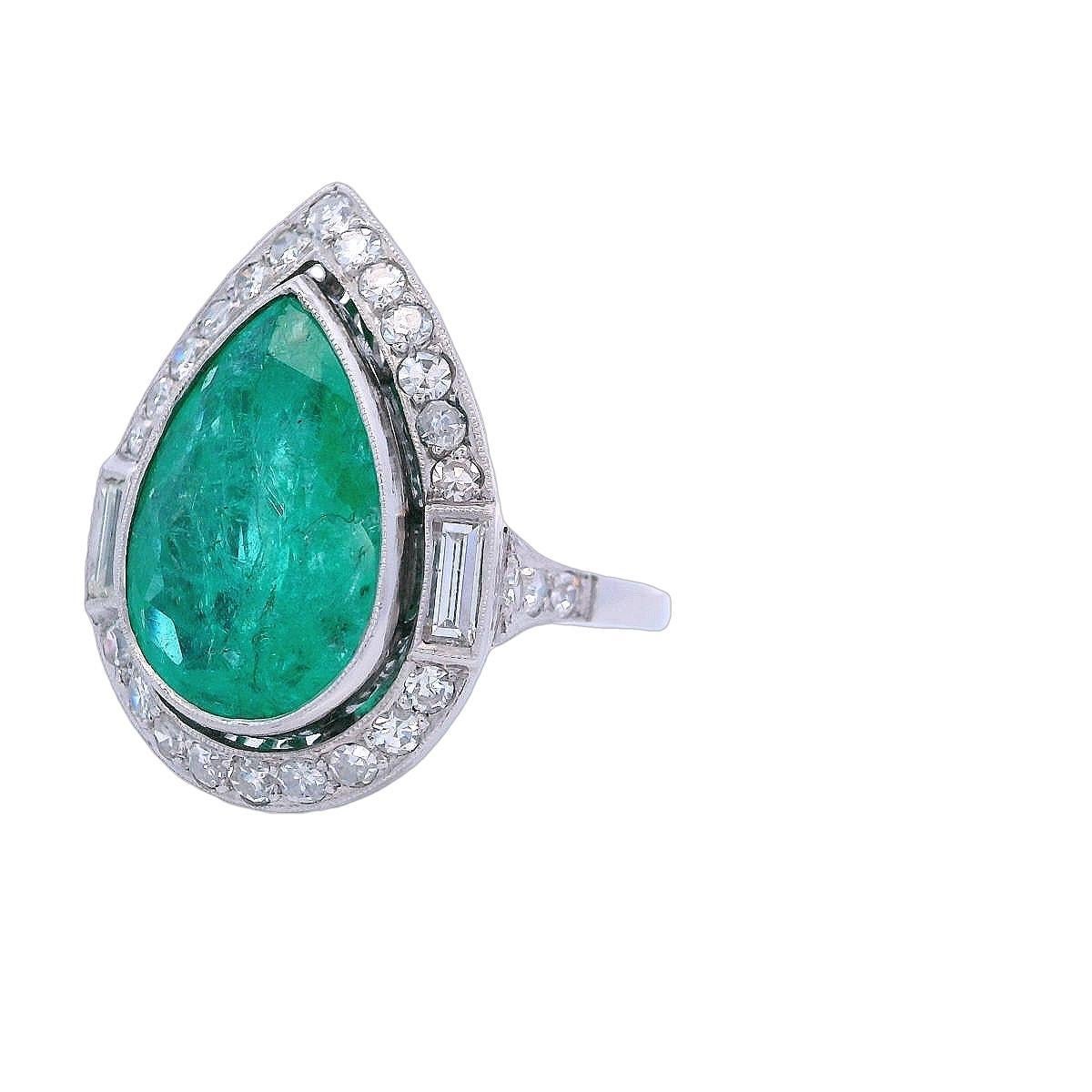 Cocktail Platinum Ring with 7.30 CTW in Emerald and Diamonds en vente 1