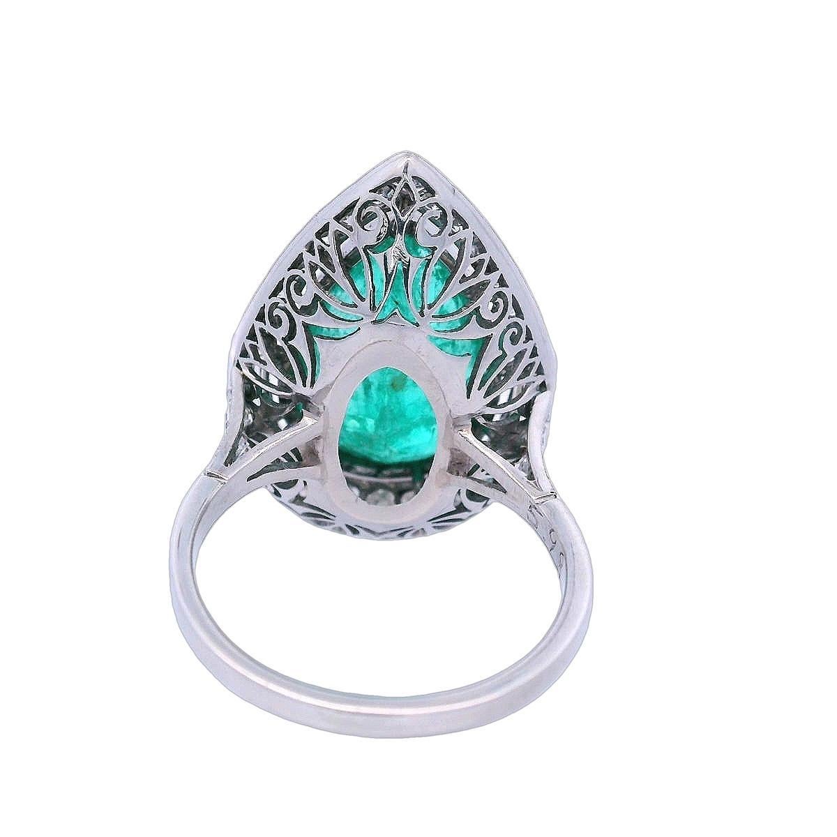 Cocktail Platinum Ring with 7.30 CTW in Emerald and Diamonds en vente 2