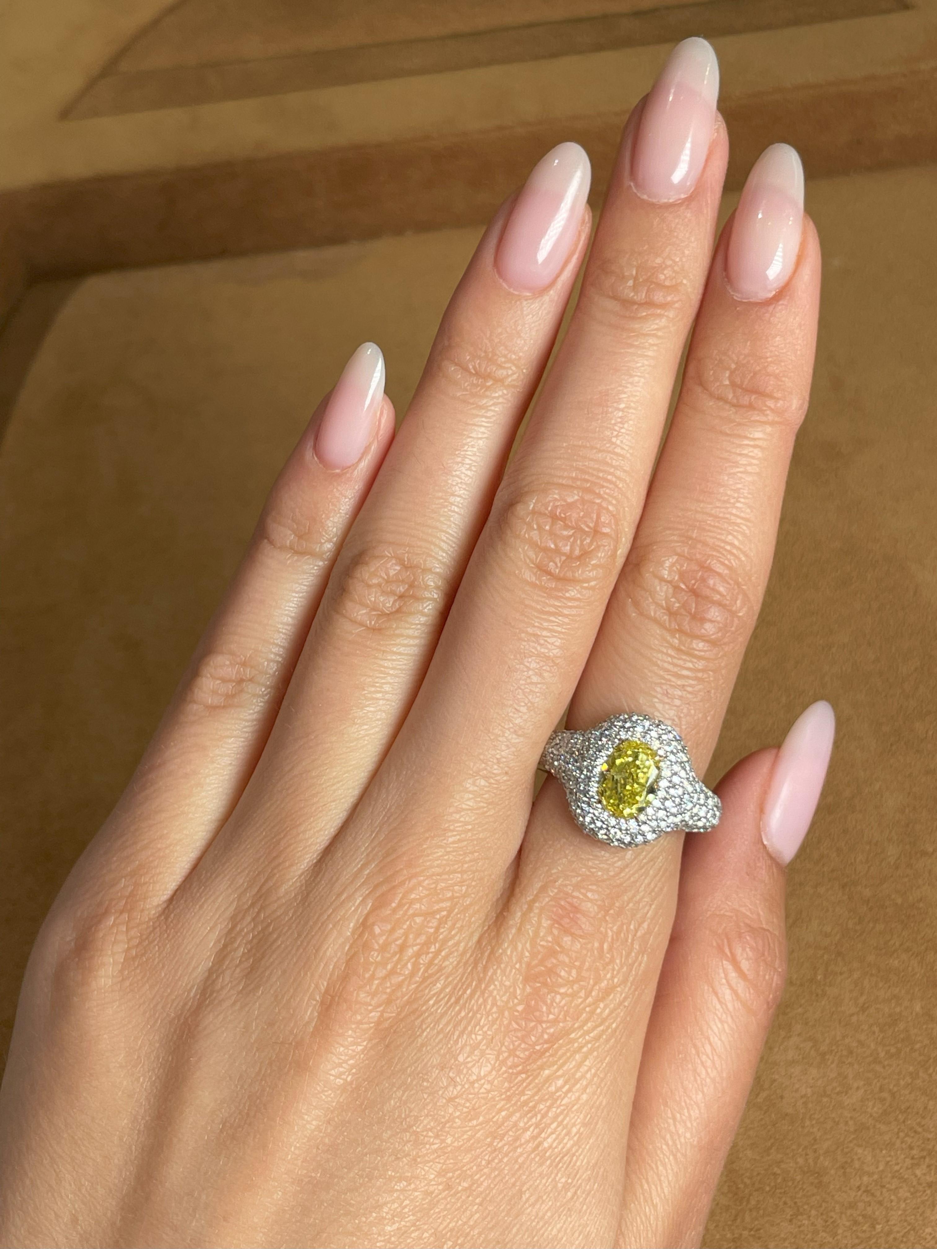 GIA-zertifiziert 1,73 Karat Fancy Vivid Yellow (höchste Intensität) Diamant im Ovalschliff, Reinheit VS2. Das klassische Design bringt die Schönheit des Mittelsteins mit den ihn umgebenden 204 runden Diamanten der Farbe G und Reinheit VS in einer