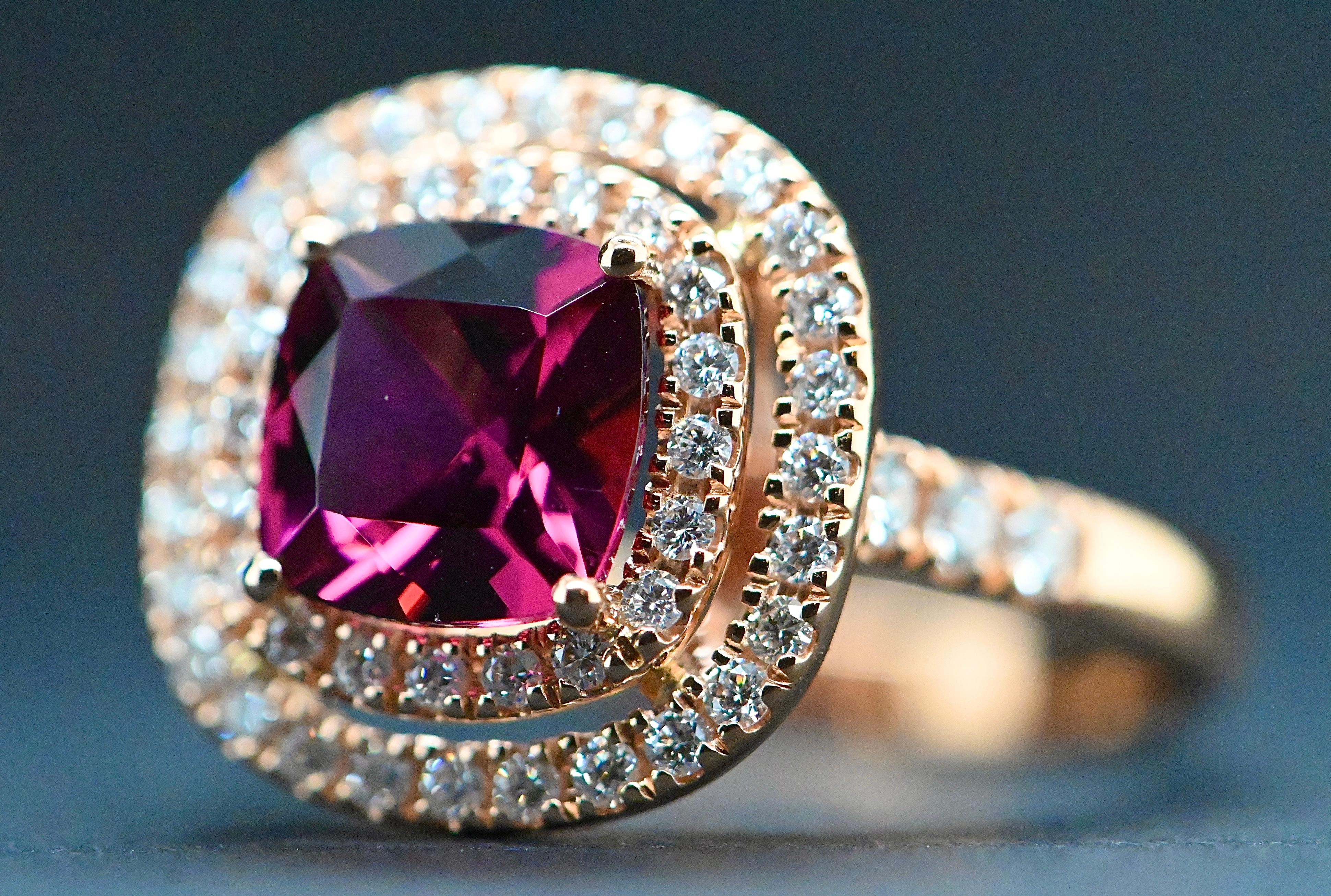 Artigiano Anello Cocktail in oro rosa 18 carati con rodolite e diamanti 0,640 carati in vendita