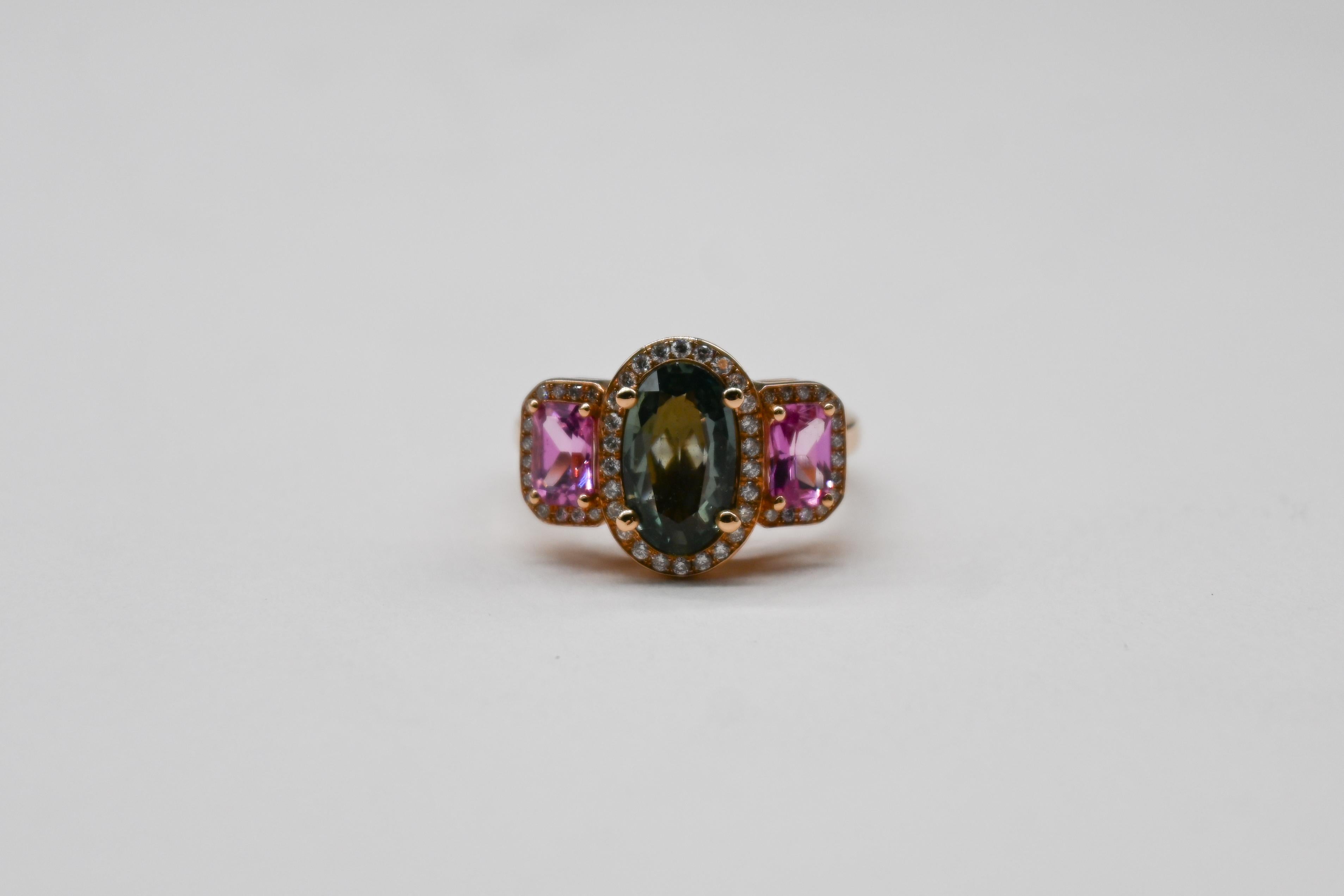 Discover our 18-carat rose gold ring, adorned with three eye-catching gemstones. In the center, a 1.90-carat oval-cut green sapphire. On either side, two radiant-cut pink sapphires, each 1.10 carats, add a touch of color and harmony on this