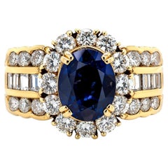 ANELLO COCKTAIL 1,89 Cwt. Zaffiro e diamanti tondi baguette da 1,68 carati in oro 18 carati.