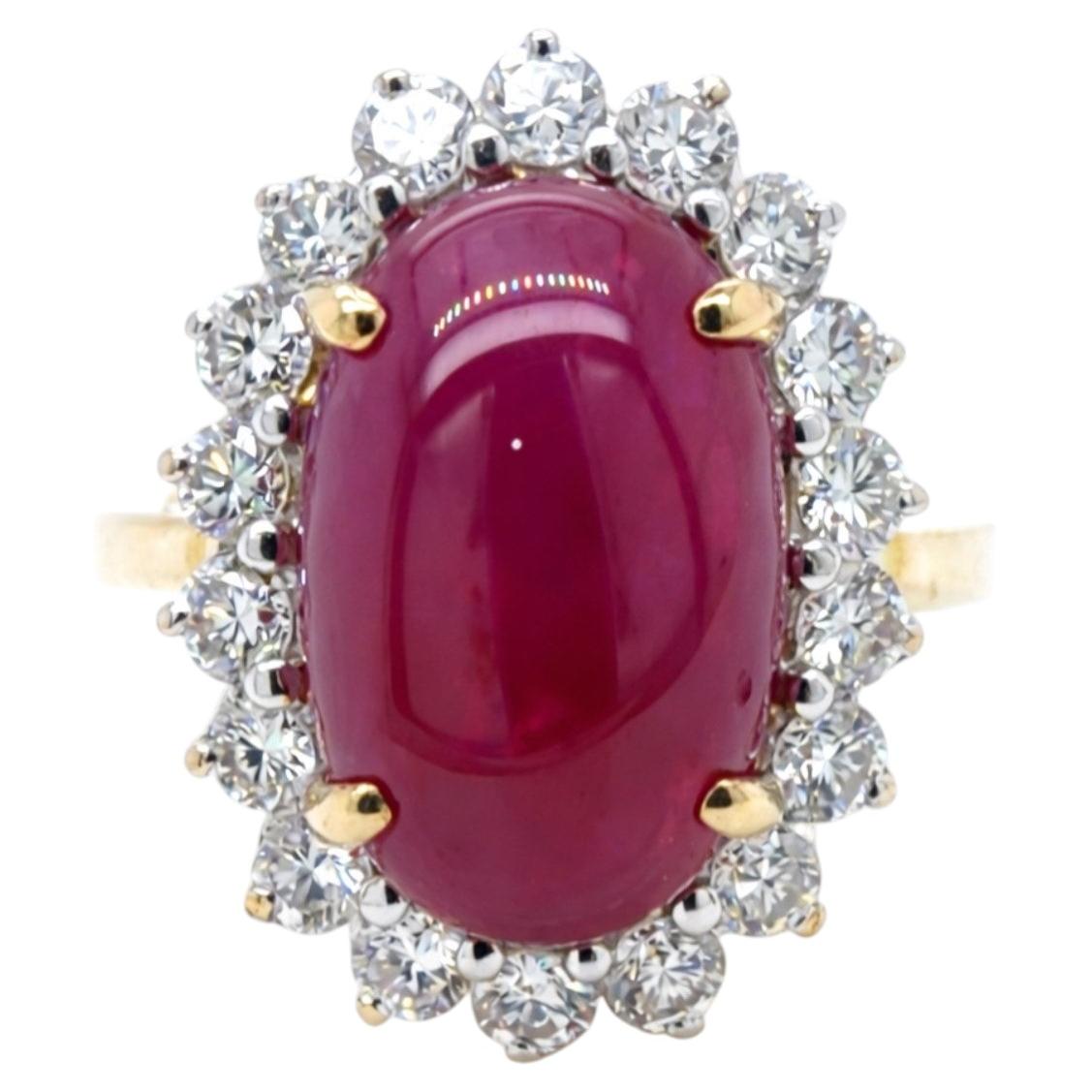 BAGUE COCKTAIL Cabochon de rubis ovale de 6,00 carats et halo de diamants de 1,15 CTW en or 18 carats