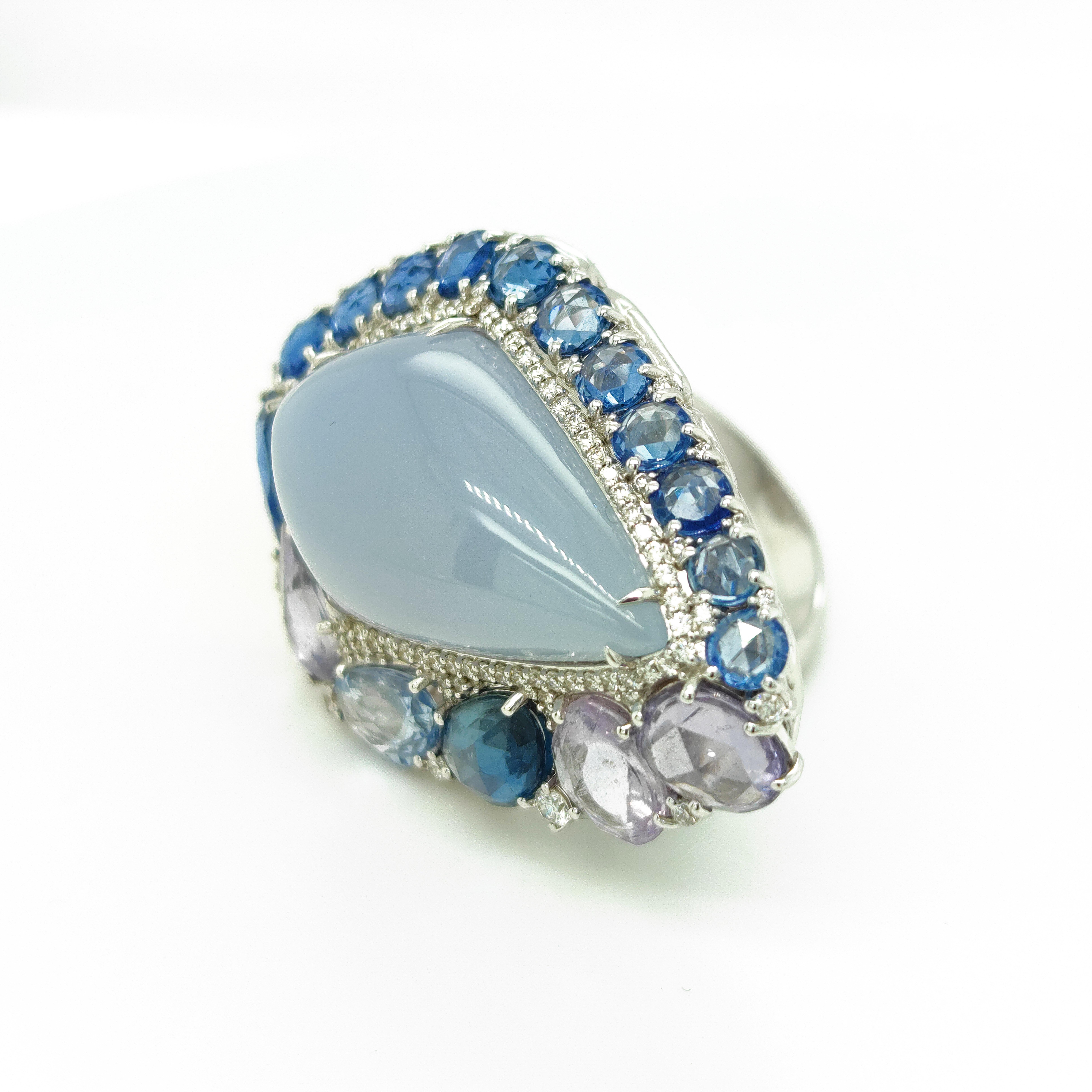 Cocktail Ring Arcobaleno with Diamonds, Blue Sapphires and Calcedony In New Condition For Sale In Milano, IT